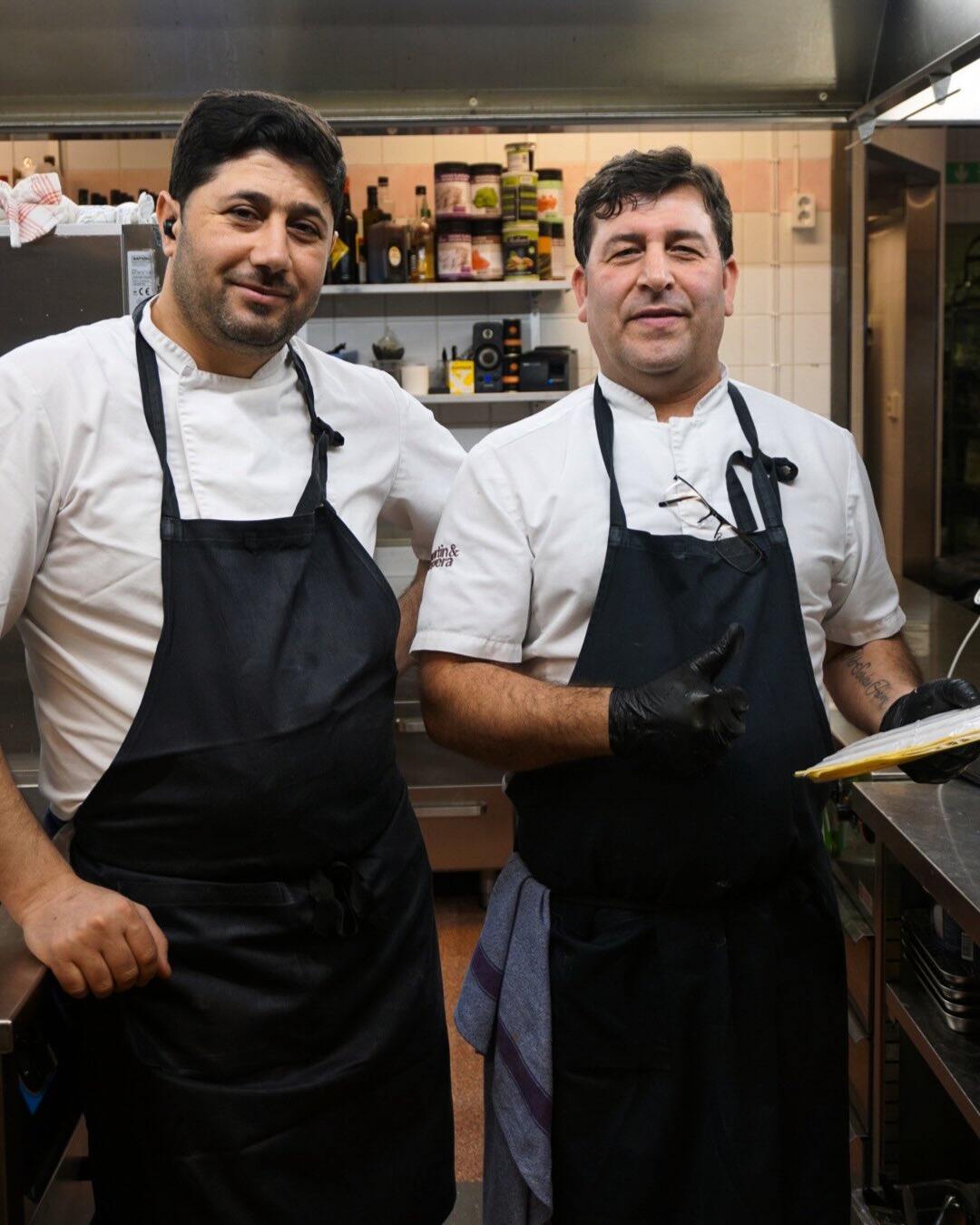 Det är inte bara råvarorna som skapar en bra lunch – det är också människorna bakom matlagningen! 👨🏽🍳
Denna gång får ni möta Ali och Feras, våra fantastiska lunchkockar som ser till att smakerna sitter och att gästerna får en lunch att längta efter. Båda är inne på sitt fjärde år på Gysinge Herrgård, och berättar att det är sammanhållningen, gästerna, och glädjen till matlagning som gör att de trivs så bra. 🍽️