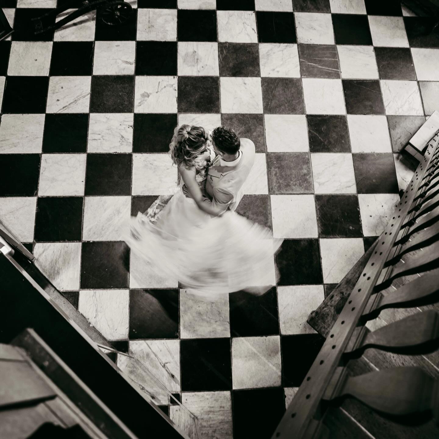 Zwart-Wit foto’s: You either love it or hate it!
I LOVEEEEE IT!! Sommige foto’s schiet ik en denk ik meteen BAM dit wordt een mooi zwart-wit beeld! Wat vinden jullie?
@kasteeldussen , dankjewel voor dit mooie decor!
#allesflits #trouwfotograafbrabant #trouwfotografie #sonyfotograaf #fotograafbrabant @xemilyjanssen