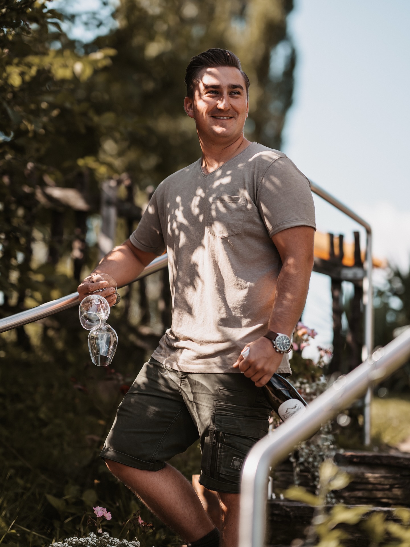 DIE JWW FAMILIE STELLT SICH VOR🦁🍷
& wir starten mit einem NEUMITGLIED!🎉 - Jakob Jakope
Jakob macht SPRUDEL!🫧
Der Fokus liegt auf traditioneller Flaschengärung sowie auf leichten, fruchtigen Weiß- und Roséweinen. Auf 8 Hektar südsteirischer Steillagen in der Gemeinde Ratsch wird naturnah und in gelebter Kreislaufwirtschaft gearbeitet – vom Kompost über den Wein bis hin zum eigenen Wirtshaus. So entsteht ein ganzheitlicher Ansatz, um das Beste für Natur und Gast zu gestalten.
✨Stilistik: Verspielt und feinmaschig. Das beste das man sich unter steirischen Sprudel Vorstellen kann. 🍾
🤪 Hört man oft von ihm: I glaub jetzt hab i´s hin gmacht / Jösas maria
@jey_jey95 @weingut_kaestenburg
#jungewildewinzer #jwwfamily #winzerportrait
Stay tuned! Schon bald holen wir die nächsten Neumitglieder vor den Vorhang!😯