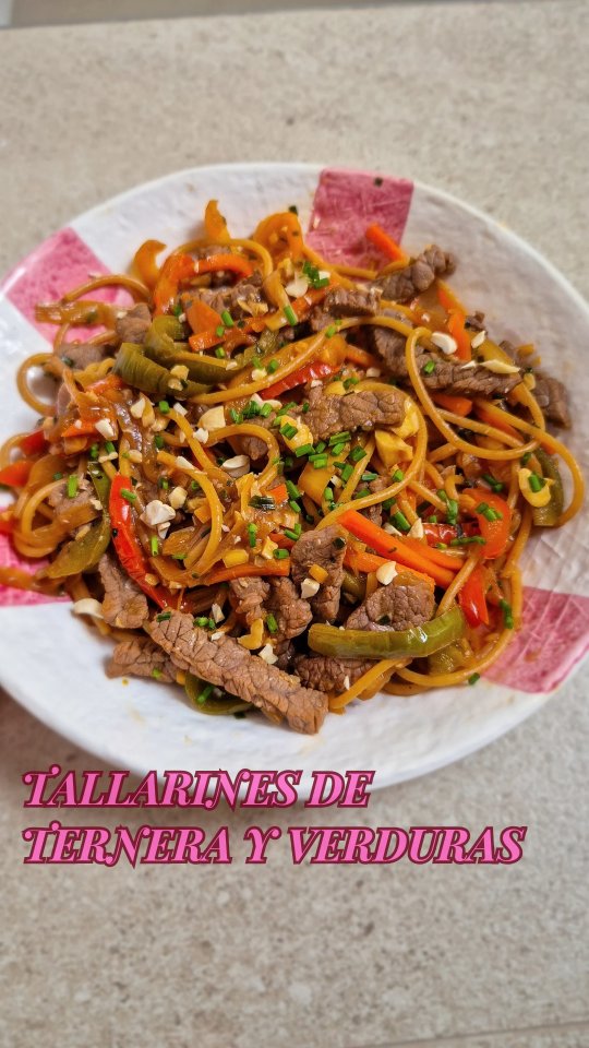 🍜 RECETA ESPAGUETIS CON TERNERA, VERDURAS, CILANTRO Y ANACARDOS
Cuando tienes la nevera y el congelador organizados, comer bien entre semana deja de ser un drama.
Verduras ya cortadas, proteína lista para usar,
pasta en la despensa y una salsa rápida que lo une todo.
En menos de 20 minutos tienes un plato completo, sabroso y perfecto para compartir.
Sin pensar demasiado, sin pasar horas en la cocina. Esta es la comida que me hago
cuando quiero algo rico pero el día no da para más.
👉 Ideal para el día a día
👉 Guárdala para esas semanas sin tiempo
🧾 INGREDIENTES (2 PERSONAS)
Espaguetis integrales → 140 g en crudo
Ternera en tiras → 300 g
Verduras congeladas en tiras → 300 g
Pimientos de colores → 1–2
Cebolleta → 1
Ajo + jengibre fresco picados → 10 g
Cilantro fresco → al gusto
Anacardos → 30 g (picados)
🥩 Aliño de la ternera
Salsa de soja → 20 g
Zumo de lima o limón → 20 g
Salsa Perrins → 10 g
Ajo y cebolla en polvo → al gusto
🥣 Salsa final
Salsa de soja → 20 g
Zumo de lima → 20 g
Salsa Perrins → 10 g
Miel → 10 g (opcional)
Tabasco → al gusto
Agua de la cocción de la pasta
👩🍳 INSTRUCCIONES
1️⃣ Cuece los espaguetis integrales al dente y resérvalos.
2️⃣ Saltea las verduras congeladas junto con los pimientos, la cebolleta, el ajo y el jengibre hasta que estén bien hechas.
3️⃣ Cuando las verduras estén listas, añade la ternera ya aliñada.
4️⃣ Incorpora directamente la pasta cocida.
5️⃣ Añade la salsa final y saltea todo junto 2–3 minutos, lo justo para integrar sabores y terminar de cocinar la carne.
6️⃣ Apaga el fuego y termina con cilantro fresco y anacardos picados.
👉 Esto es lo que a mí me funciona para comer bien entre semana sin complicarme.
#recetasfaciles #recetasrapidas #comidasana