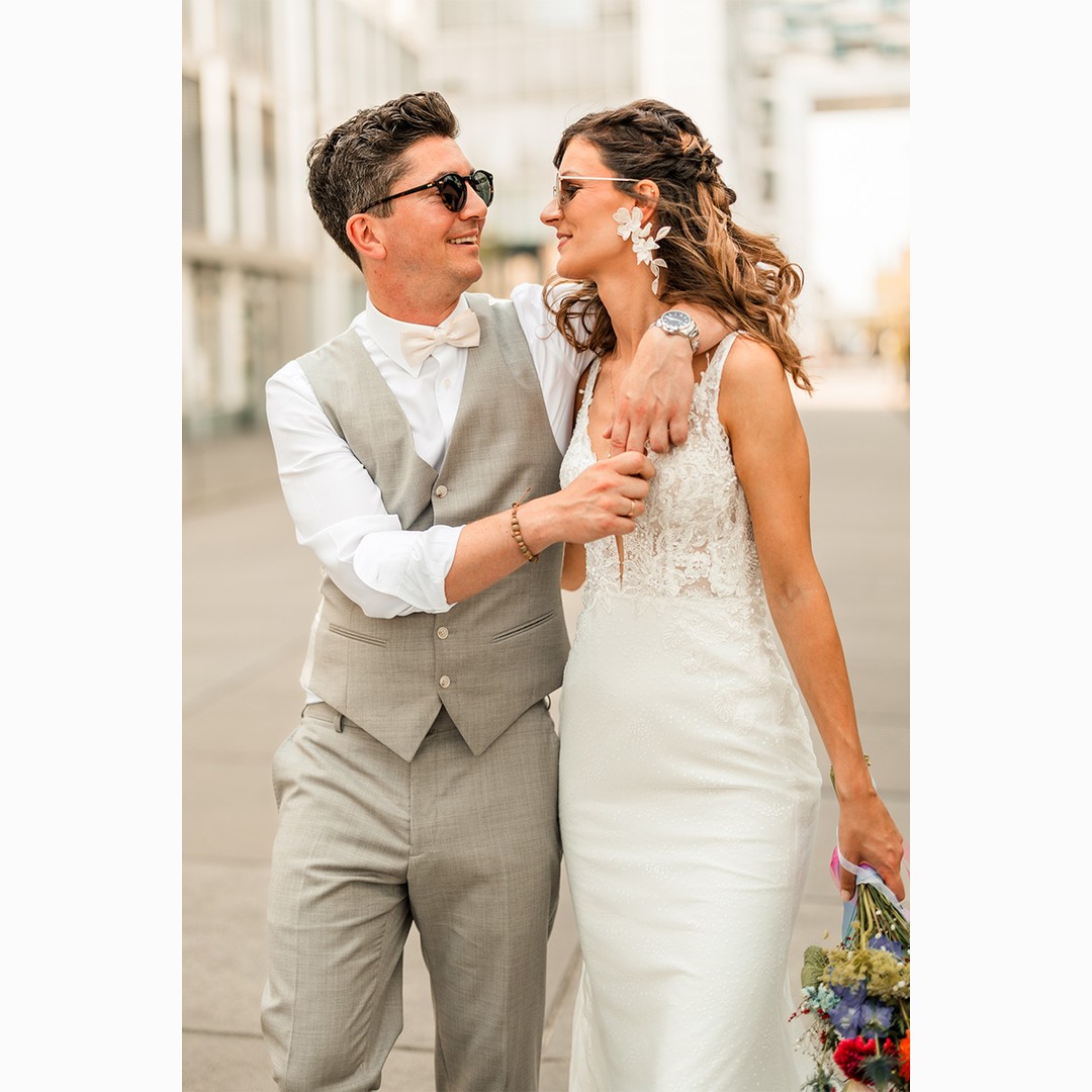 Paarshooting @Rheinauhafen Köln . . Es ist eine meiner Lieblingslocations in Köln, insbesondere für Aufnahmen um die Mittagszeit. Wir finden jede Menge "Leading Lines" sowie immer gutes Licht wie auch genügend Schatten. . . #rheinauhafenköln #paarshootingköln #hochzeitsfotografköln #urban #wirliebenköln #hochzeitsfotosköln