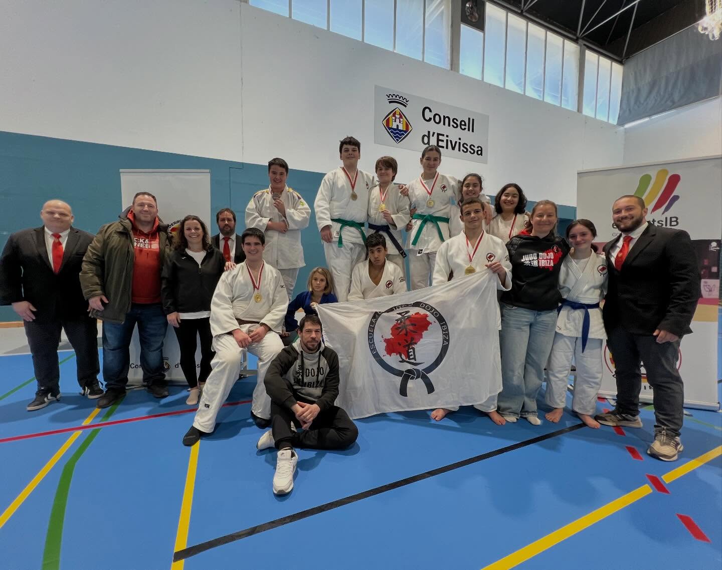 Hoy hemos tenido la final insular escolar. En los resultados globales del club, no ha sido la mejor competición ni los resultados esperados. Pero nada que reprochar en la actitud. A veces las cosas no salen… pero hemos competido como un equipo, como la familia que somos, demostrando que estamos en el camino correcto. Seguiremos trabajando para mejorar.
🥇oros y clasificados para el balear:
Diego Martínez
Pep Ribas
Toni Fernández
Leonora Huaman
Sara Guasch
🥈platas
Tanit Mercier
Lucia Camacho
Joan Bermúdez
Marc Rueda
Alai Torres
🥉bronces
Pablo Gárriz
Carlos Fernández
🍫también han participado
Mohamed Ali
Enhorabuena a todo el equipo. No podemos estar más orgullosos
Gracias a árbitros, cronos y todos los que han aportado para que la competición salga bien y a todos los compañer@s del club y familias que han ido a animar a nuestro equipo