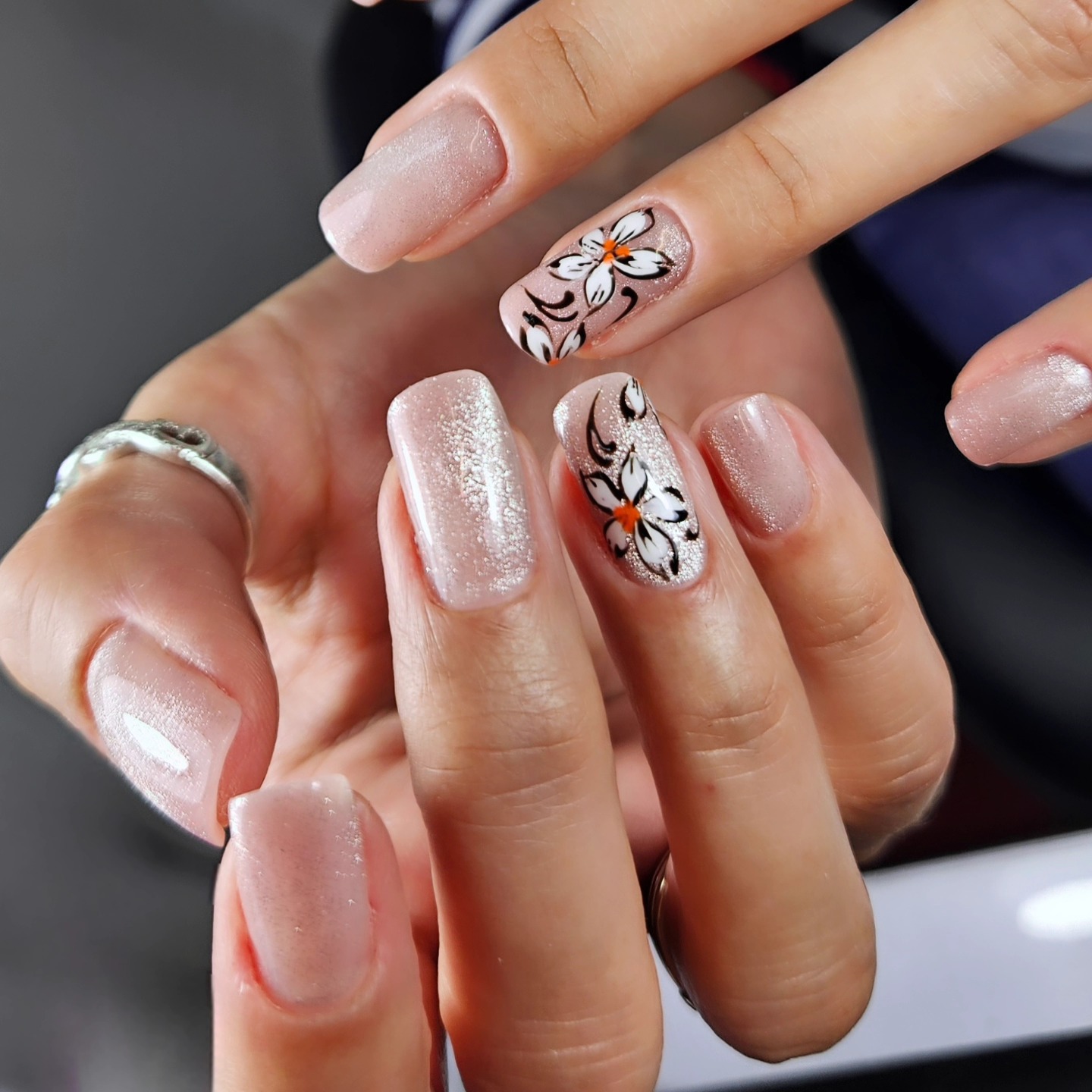 Spring is on it's way 🌞
#springnails #flowersnailart #flowersnails #cateye #nailsof2025 #beautypro #hardgels #nailfreak #nailpassion #nailpro #nailart
