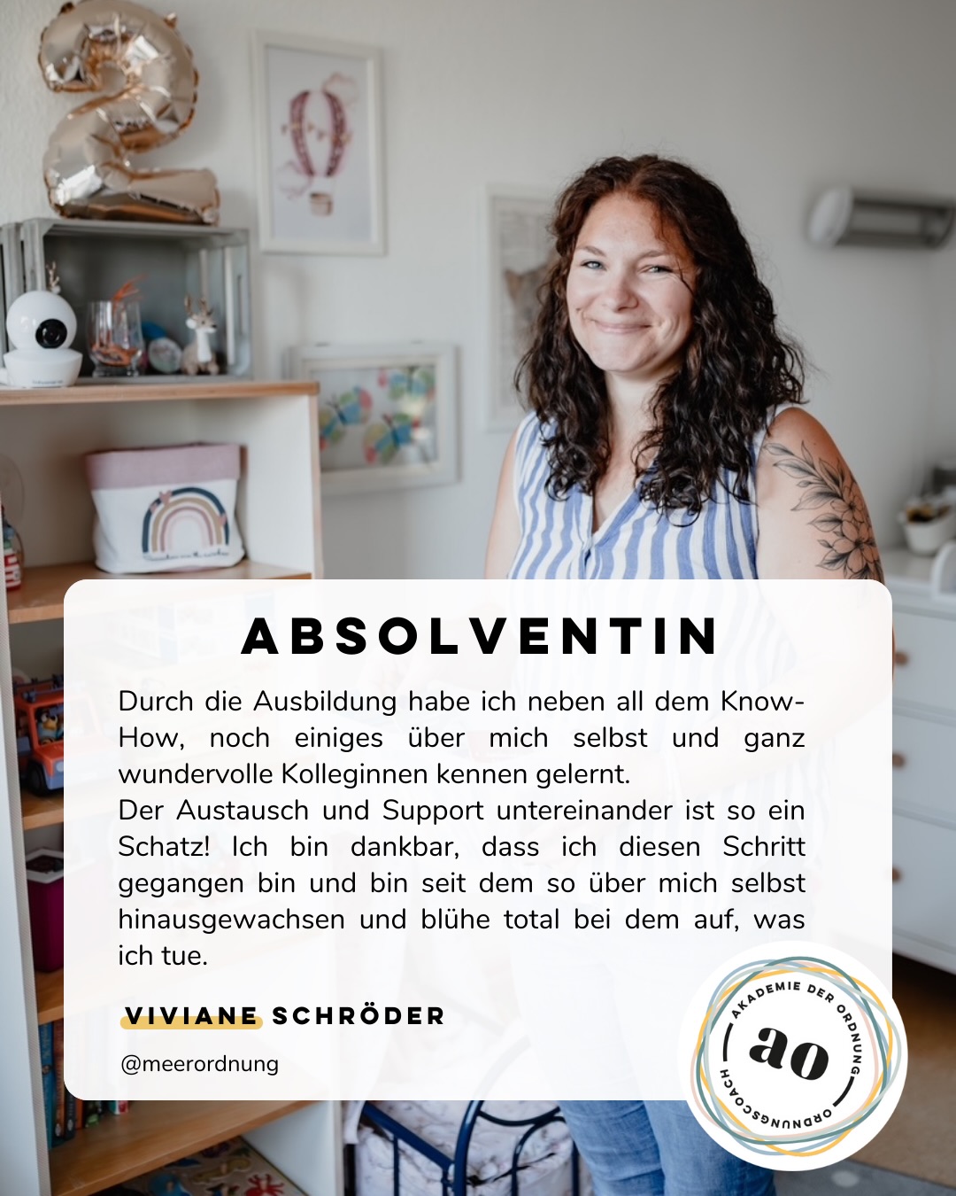 Feature Friday: Vivi von @meerordnung ⤵️
Heute feiern wir eine Absolventin, die zeigt, was passiert, wenn Mut auf Leidenschaft trifft. Und wir könnten nicht stolzer sein 💛
Vivi hat sich für die Ausbildung bei der Akademie der Ordnung entschieden und genau das war für sie der Start in eine ganz neue Entwicklung.
💬 Vivi sagt:
„Durch die Ausbildung habe ich neben all dem Know-How noch einiges über mich selbst und ganz wundervolle Kolleginnen kennengelernt.
Der Austausch und Support untereinander ist so ein Schatz! Ich bin dankbar, dass ich diesen Schritt gegangen bin und bin seitdem so über mich selbst hinausgewachsen und blühe total bei dem auf, was ich tue.“
Genau das ist es, worum es geht:
Nicht nur Wissen.
Sondern Wachstum.
Gemeinschaft.
Selbstvertrauen.
Unsere Ausbildung ist mehr als ein Kurs.
Sie ist ein Netzwerk aus Studierenden, Absolvent:innen und Ordnungsexpert:innen, die sich gegenseitig tragen, stärken und inspirieren.
Wenn du spürst, dass auch in dir mehr steckt und du Ordnung zum Beruf machen willst:
👉 Starte deine Ausbildung zur zertifizierten Ordnungscoachin bei der Akademie der Ordnung.
Vielleicht feiern wir hier bald dich 💛
#ordnungscoach #homeorganizing #ordnungalsberuf