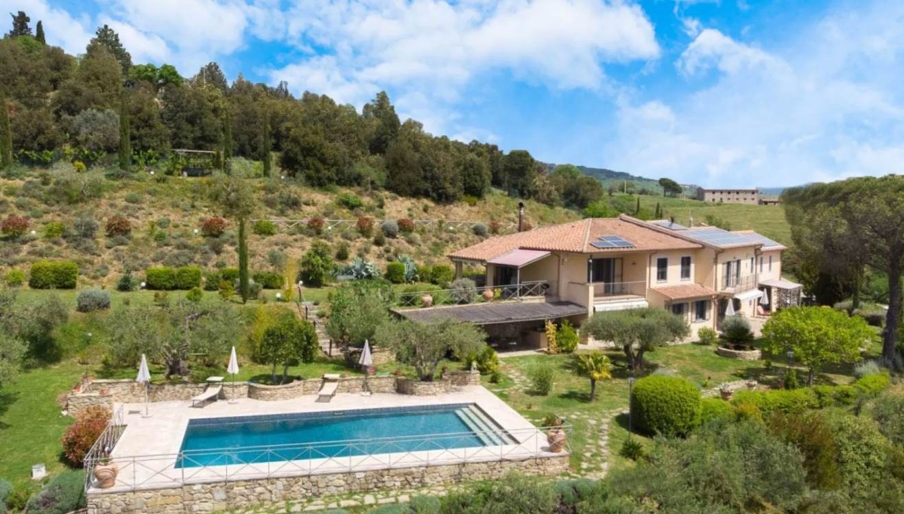 ✨ Modern Villa for Sale | Lake Trasimeno, Umbria ✨
A refined contemporary villa with breathtaking lake views, panoramic swimming pool and 2 hectares of private land 🌿
🏡 344 sqm villa divided into two independent units
• Main residence (265 sqm): double living area, kitchen with lake-view windows, study, 4 bedrooms & 4 bathrooms
• Guest house (70 sqm): living room, kitchen, 2 bedrooms & 2 bathrooms
Recently renovated with meticulous attention to detail, blending timeless elegance with cutting-edge technology ⚡
✔️ 8 kW photovoltaic system
✔️ 10.24 kW storage batteries
✔️ Solar panels for hot water
✔️ Heat pumps & central heating
✔️ EV charging station
✔️ Video surveillance system
🏊♂️ Panoramic swimming pool
🌅 Uninterrupted views over Lake Trasimeno
💰 Price reduction: €1,280,000 → €980,000
An exclusive retreat where luxury, sustainability and nature meet.
#LakeTrasimeno #UmbriaRealEstate #LuxuryVilla #ModernVilla #ItalianDream #VillaForSale #EcoLuxury #PanoramicViews #ItalyHomes