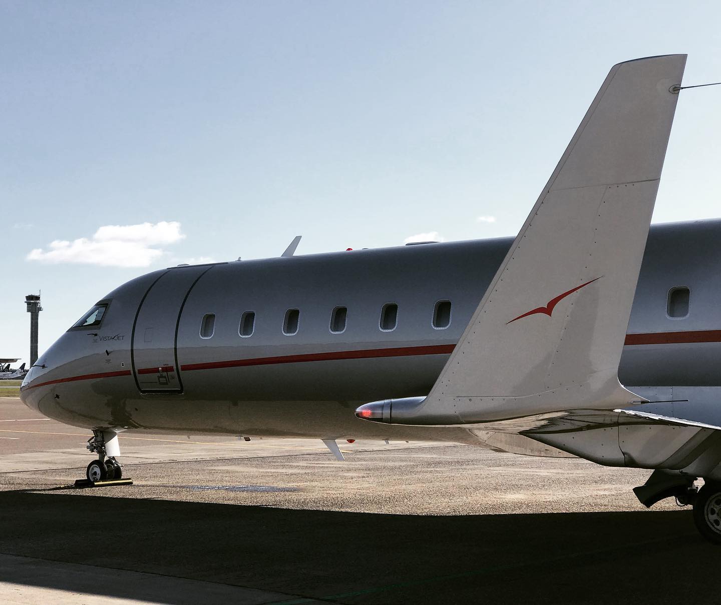 Good morning from Oslo☀️ #silverwitharedstripe #challenger #osloairport #instaviation #norway #executivehandling