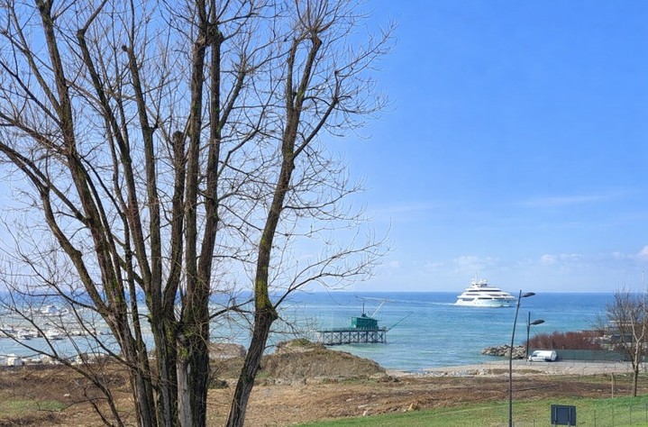 🌊 𝗦𝘃𝗲𝗴𝗹𝗶𝗮𝗿𝘀𝗶 𝗰𝗼𝘀ì… 𝗻𝗼𝗻 è 𝗽𝗲𝗿 𝘁𝘂𝘁𝘁𝗶.
Secondo piano con ascensore, posto auto coperto, cantina.
Vista aperta sulla foce dell’Arno, mare e retoni.
Internamente?
Due camere, soggiorno panoramico, impianti a norma, caldaia quasi nuova.
Da personalizzare. Da valorizzare. Da rendere davvero tua.
Ora la domanda è una sola 👇
💬 𝗤𝘂𝗮𝗻𝘁𝗼 𝗽𝗲𝗻𝘀𝗶 𝗽𝗼𝘀𝘀𝗮 𝘃𝗮𝗹𝗲𝗿𝗲 𝘂𝗻𝗮 𝗰𝗮𝘀𝗮 𝗰𝗼𝗻 𝗾𝘂𝗲𝘀𝘁𝗮 𝘃𝗶𝘀𝘁𝗮?
Scrivilo nei commenti.
Sono curioso di leggere le vostre stime.
#TeamFochi #MarinaDiPisa #VistaMare #FoceArno #CasaSulMare #ImmobiliarePisa #InvestireBene