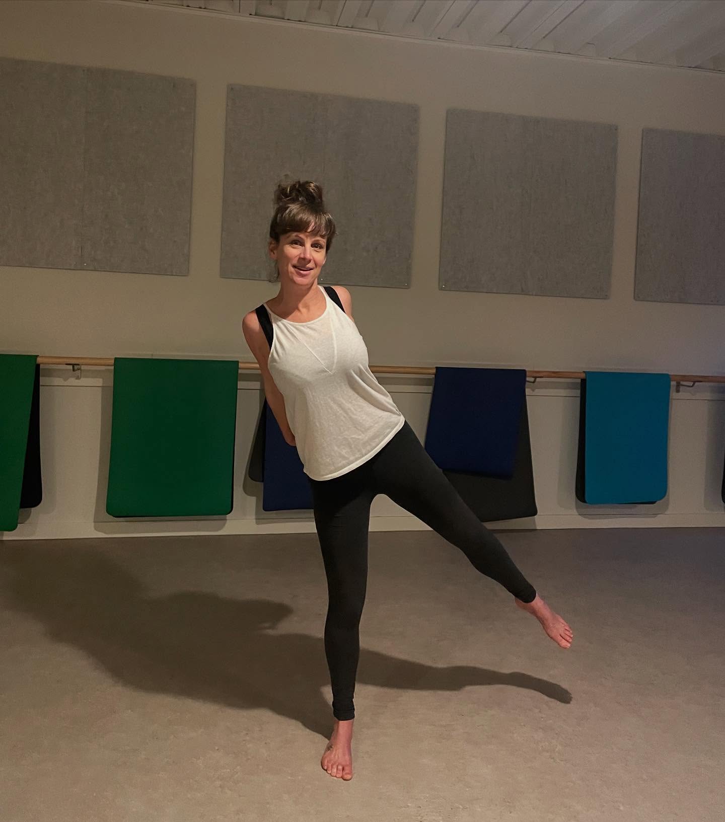 Yoga helpt om in contact met je lichaam te komen. Om het lichaam te voelen en daarop af te stemmen wat het nodig heeft. Voor mij is dat waar yoga om gaat, en vooral waar het mij bij geholpen heeft.
‘Het nastreven van belichaming in plaats van verlichting,’ hoorde ik eens iemand zeggen. Ik kan me daar goed in vinden. Als je erg gevoelig bent en ook nog het een en ander aan traumatiek hebt meegemaakt, dan is het heel makkelijk om in hogere sferen te vertoeven. In lastige momenten in mijn jeugd sloot ik me aan bij mijn onzichtbare vriendjes. En ik haalde steun uit het weten dat het na de dood heel mooi is en die uitgang altijd mogelijk is. Dit was ook de plek waar ik mezelf kon verdoven uit mijn lichaam.
Lang kunnen mediteren is hip binnen de yogawereld. Een docent van mijn yoga opleiding suggereerde zelfs dat je geen echte yogi bent als je nooit vipassana hebt volbracht. En in de spiritualiteit noemen mensen zich opeens lichtwerker. Ik denk dat schaduwwerker een passendere term is voor zielen die licht op aarde komen brengen. En schaduwwerk gebeurt in het lichaam.
#yoga #heling #yogadocent #yogaposes #yogaflow