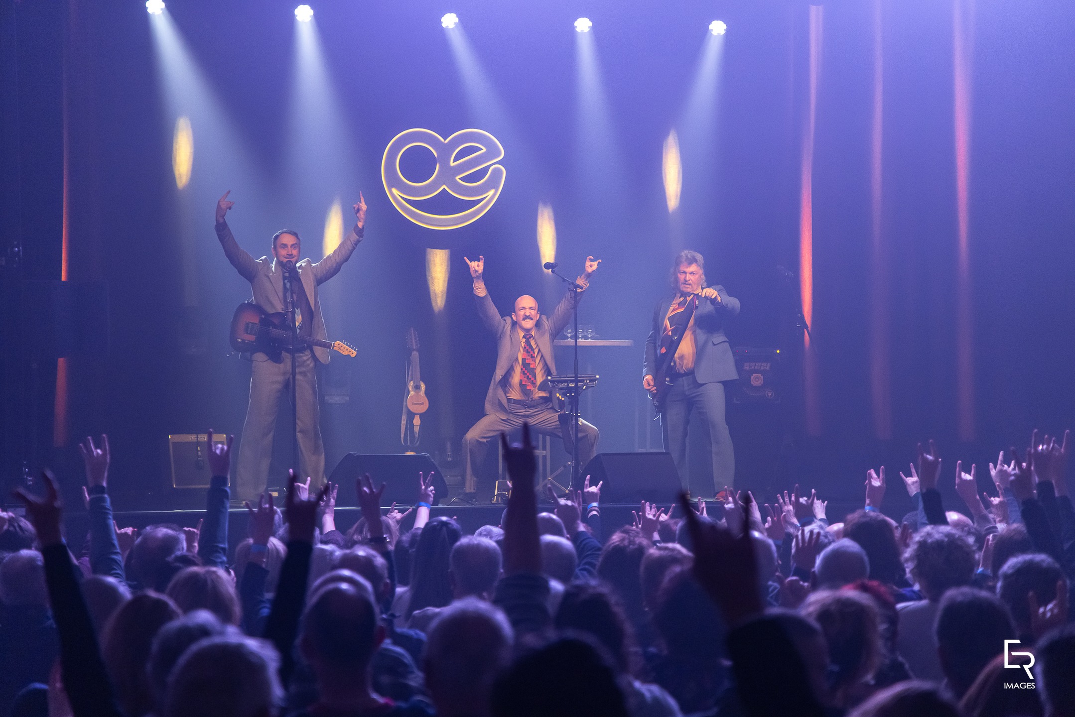 APERITIVE 2 - Pour cette seconde soirée de festival @julia_mevel est venue chauffer ses cordes vocales et la salle à température optimale pour les redoutables @lesfreresjacquard . Ce trio burlesque nous a conquis avec son extravagant Mash-up aux titres improbables.
Et bien entendu, c'est @jeffereyjordan qui a ouvert les hostilités de cette très belle soirée.
@vinsdebourgogne @mybourgogne @destination_bourgogne @destinationsudbourgogne @destinationsaoneetloire @saoneetloire @bourgogne_cote_chalonnaise @climats_cote_chalonnaise