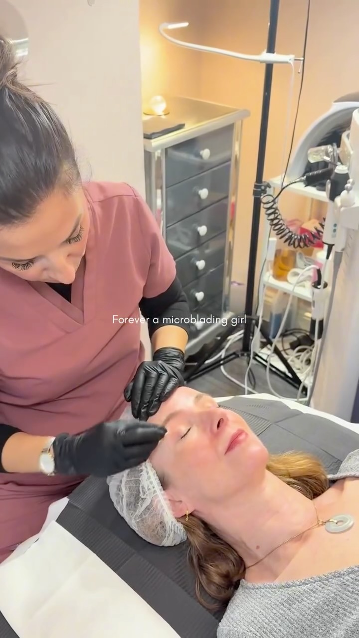 Wake up with perfect brows 💖✨
Microblading creates natural, fuller-looking brows that frame your face beautifully.
Book your appointment now via the link in our bio.