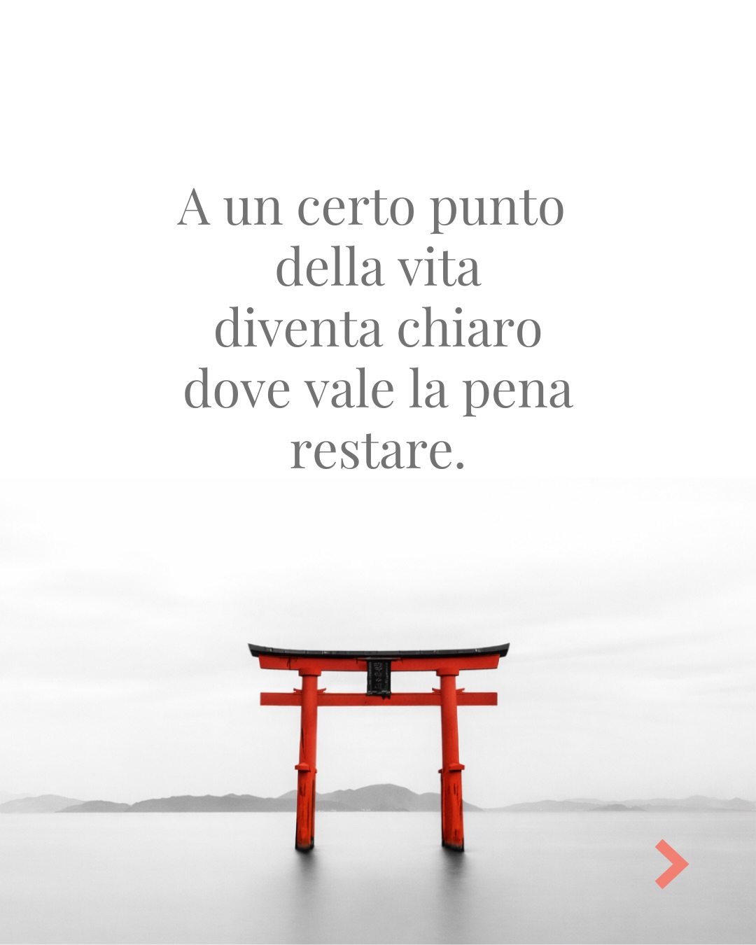 A volte la vita chiede solo ascolto vero, non rivoluzioni.
Chiede uno sguardo che sappia restare,
una presenza capace di riconoscere
dove l’energia continua a nutrire
e dove sta già cambiando direzione.
Questo carosello nasce da un attraversamento reale.
Da qualcosa che ho vissuto, nominato, abitato.
E dal riconoscere lo stesso passaggio negli sguardi, nei silenzi, nelle parole di moltə.
Quando qualcosa risuona così, arriva senza l’intento di convincerti. Arriva per farti sentire meno solə mentre riconosci ciò che sta prendendo forma dentro di te.
Ascolta ciò che per te è vero.
È lì che impari a restare.
#filosofía #ricercainteriore #consapevolezza #meditazione #evoluzionepersonale