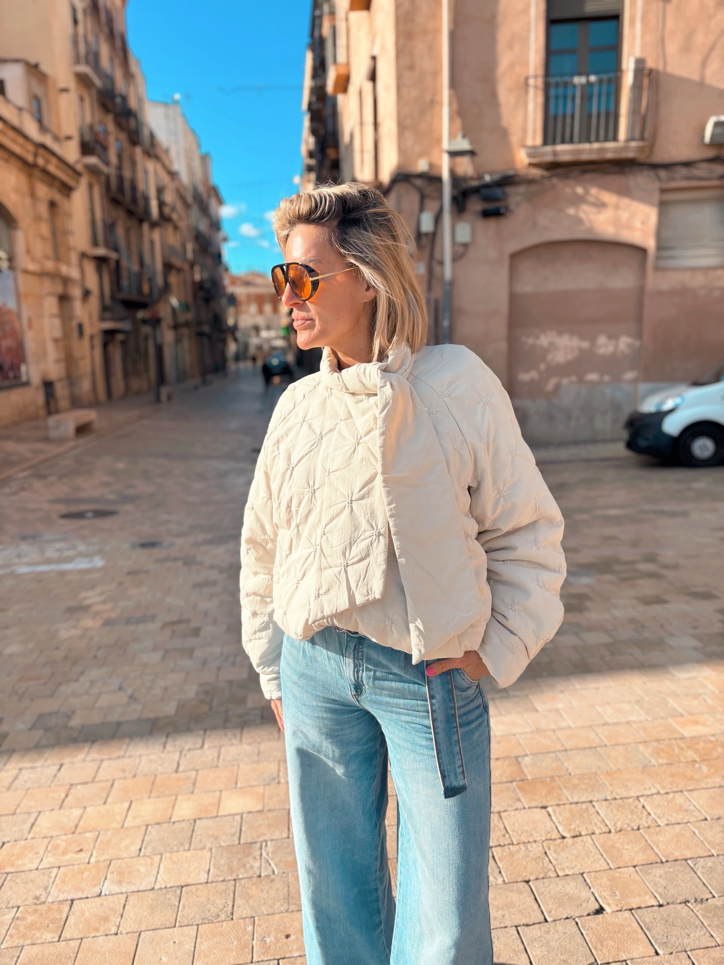 Licht gewatteerde jas met een verfijnd doorgestikt patroon en afneembare sjaal/kraag.
Draag ’m cosy met sjaal of clean zonder voor een tijdloze look.
Comfortabel, stijlvol en perfect voor het tussenseizoen.
Maten: XS – XL
Prijs: € 99,99