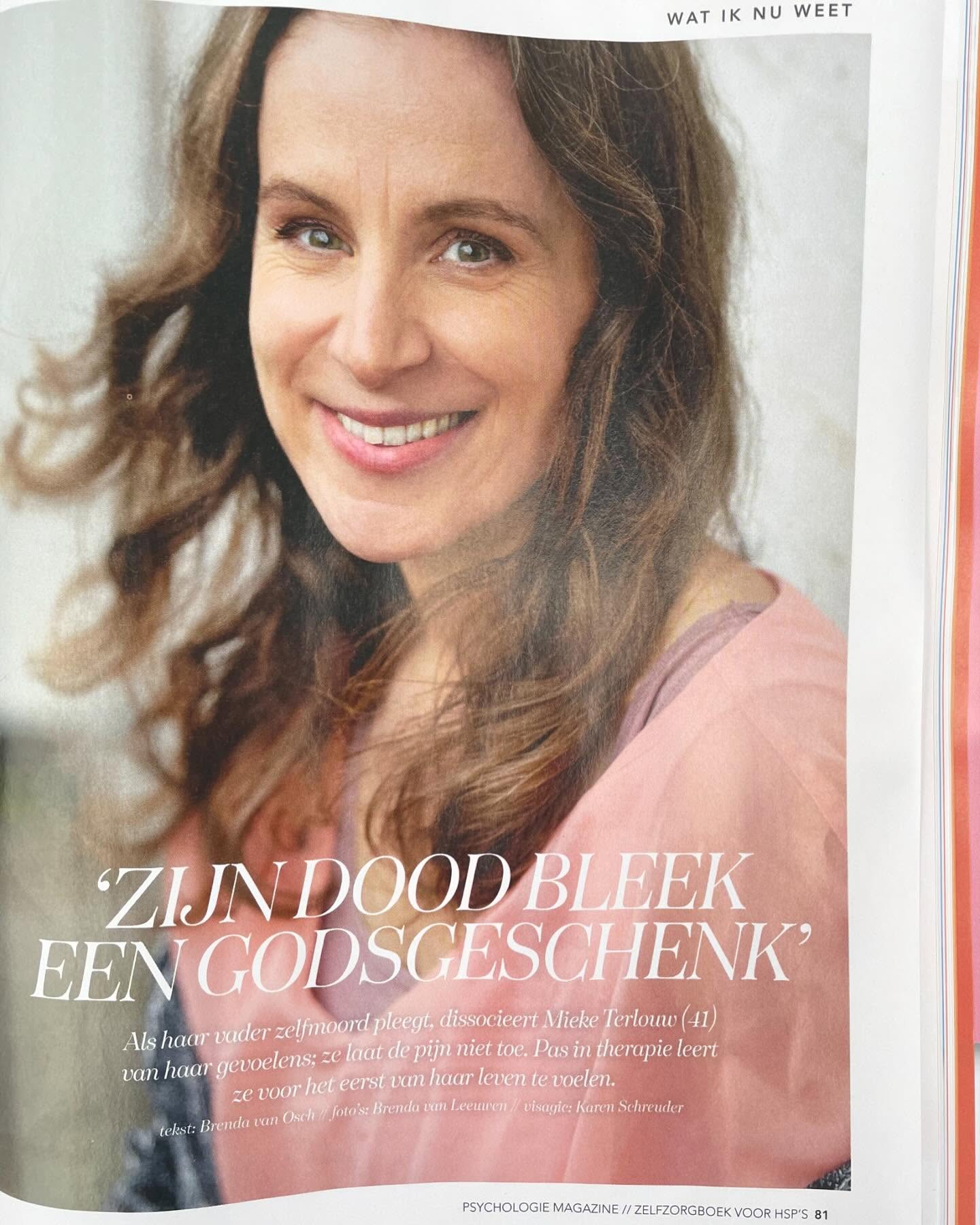 Ik sta in het psychologie magazine. De 4e editie van dit jaar. Een special over HSP. Dat vertelde ze er meteen bij toen ik hiervoor benaderd werd. Op de vraag of ik open zou staan voor een interview hoefde ik geen seconde na te denken. Dat het artikel in de special over HSP geplaatst zou worden wekte bij mij in de eerste instantie wel wat weerstand op. Ik krijg altijd een beetje de kriebels van die term. Alsof het heel hip is. Ik denk namelijk dat er mensen zijn - vrouwen in het bijzonder - die dit label als superioriteit gebruiken. Maar de allergie tegen de term zegt ook wel iets over mezelf. Bescheidenheid is iets waarachter ik me graag verschuil. Want eigenlijk pas ik heel goed in de HSP editie. Zelfreflectie geeft zoveel ruimte 💃
#psychologie #hsp #heling #herstel #lichaamswerk #lichaamsgerichtetherapie #rouwnazelfdoding #transformatie #verlatingsangst