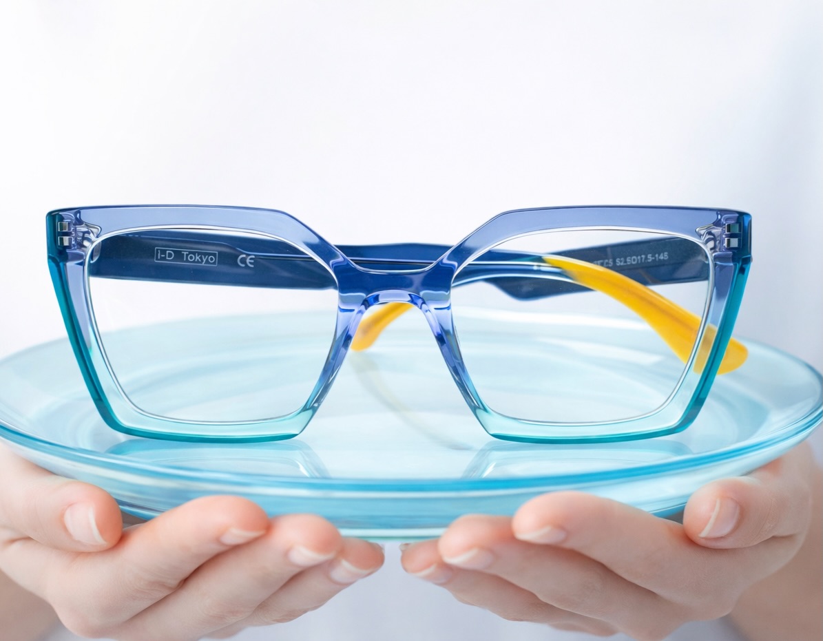 Nowa kolekcja i-D TOKYO.
Transparentna tafla. Kolor, który łapie światło.
@idtokyo_eyewear Focus on you.
Szukasz marek, które robią różnicę w Twoim salonie?
Chcesz mieć modele, o które klienci pytają sami?
👉 Napisz do nas i umów spotkanie z naszym handlowcem.
#idtokyo #FocusOnYou #EyewearDesign #OpticalSalon #optyk
*Okulary to wyrób medyczny, używaj go zgodnie z załączoną etykietą.