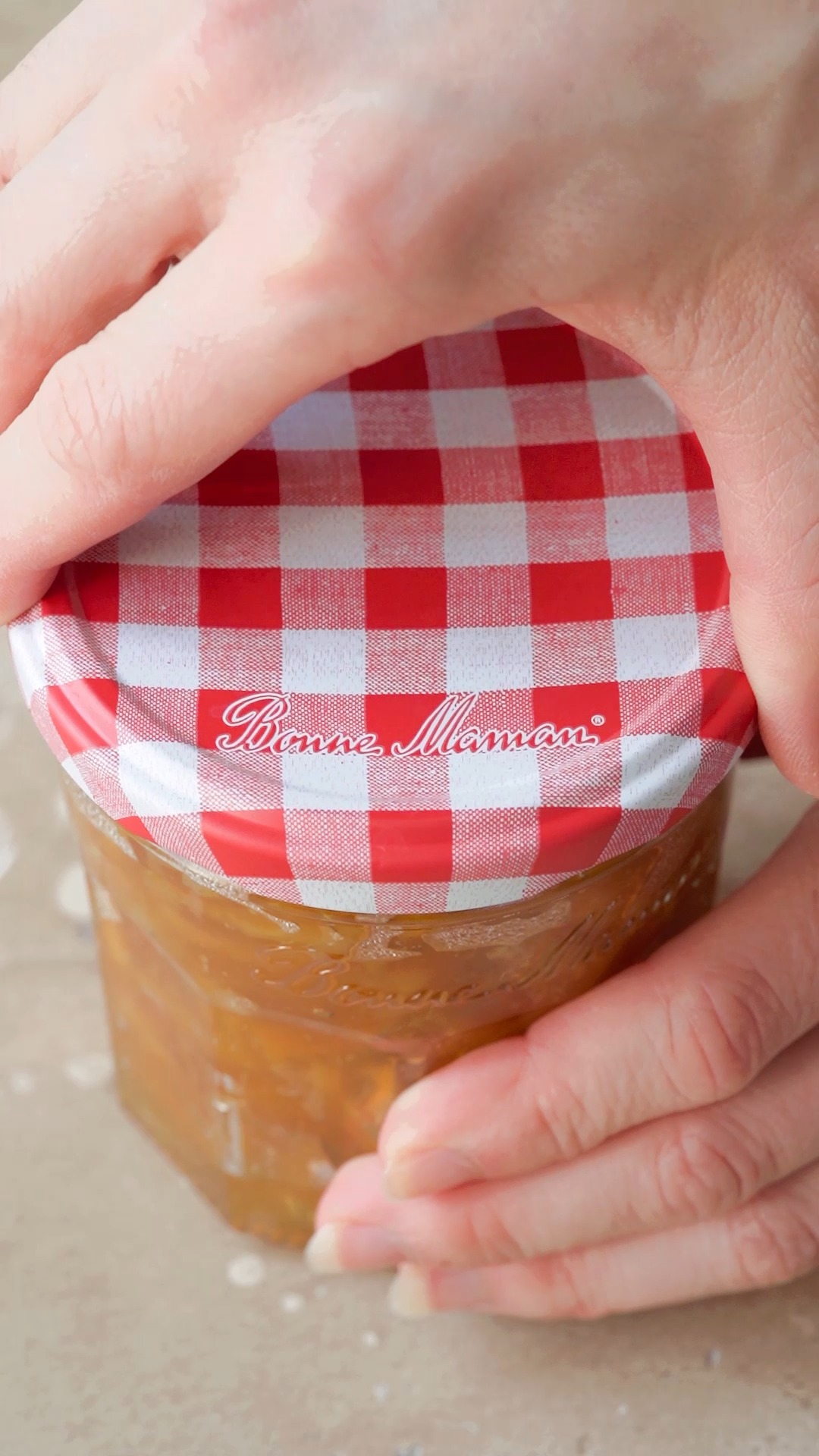 Happy Chinese New Year! 🍊Kickstart the new year’s magic with your own hands: from a single orange to a glowing preserve. This simple alchemy transforms fresh citrus into a golden treasure — each stir weaves in wishes for prosperity, and every jar you seal becomes a sweet promise for the year ahead. May your days be as warm, bright, and abundant as the preserve you’ve created 🎇
新年快樂!🍊 用雙手啟動新年魔法:由一顆柑橘到一樽晶瑩潤澤的果醬。這場甜蜜的「煉金術」,將新鮮柑橘化為金黃寶藏——每一次攪拌都織入了對豐盛的祝願,每一樽由你親手封存的成果,都承載著對來年的甜蜜許諾。願你的新年,如這親手釀製的滋味,溫暖、明亮、豐盛常滿 🎇
#BonneMaman #OrangePreserves #DeliciousMoment #Deliciousness