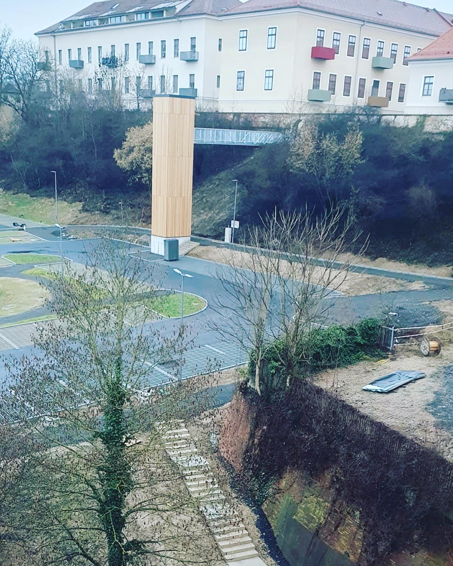 Der neue Parkplatz mit Lift ins Ärztezentrum 😉👍👌 #fuerstenfeld #praxislang #parkplatz