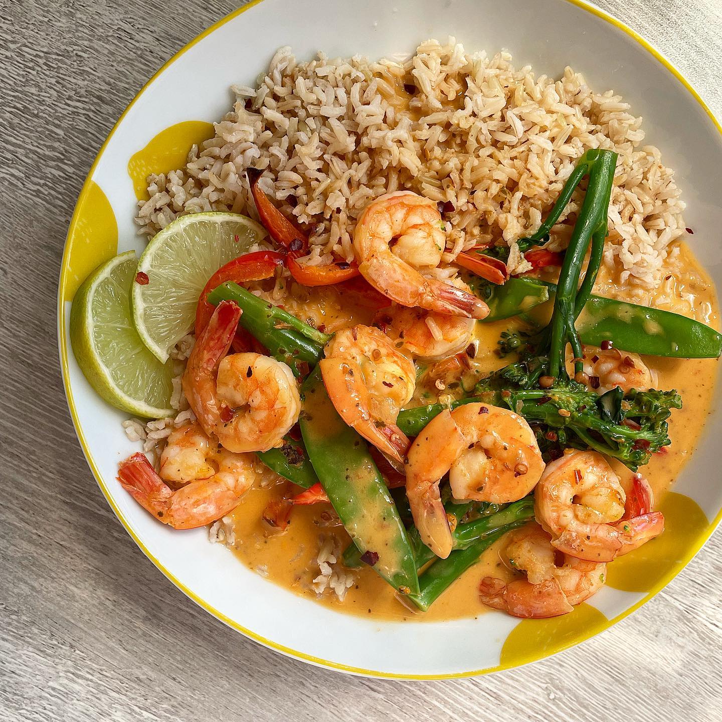 A classic Prawn Red Thai Curry made lighter using @bluedragonuk red Thai curry paste, @alpro coconut milk and @philadelphia_uki lightest 🌶️
How a small and simple change in ingredients can take a typical red Thai curry sauce with approx 320 cals and 30g of fat (red thai curry paste and coconut cream) to 130 cals and 7g fat, with no compromise in taste 👌
• Heat 20g red Thai curry paste in a pan for 1 min
• Add 200ml coconut milk and stir until bubbling gentle
• Stir in 30g Philadelphia lightest until smooth
• Simmer until you reach your preferred consistency
• Add pre cooked prawns and veggies
• Serve onto brown rice
• Add a squeeze of lime