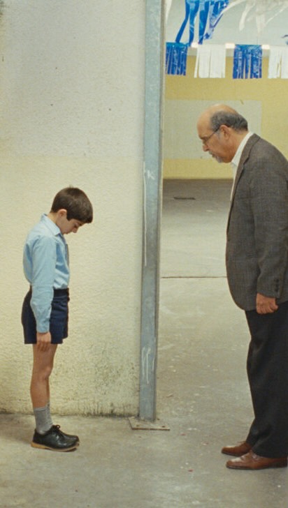 Hoxe “The Time That Remains” chega a @carballomola dentro do ciclo Amal en Ruta.
📍Pazo da Cultura de Carballo, xoves 12 de febreiro
Ao longo de catro episodios que abranguen desde 1948 ata a actualidade, unha familia palestina vive entre a creación do Estado de Israel e a memoria herdada.
Elia Suleiman mestura humor silencioso, ironía e surrealismo para retratar os paradoxos cotiás da vida baixo a ocupación. Fragmentos da súa propia historia familiar emerxen como testemuños íntimos.
#fundaciónaraguaney #amal #concellodecarballo #pontedeculturas