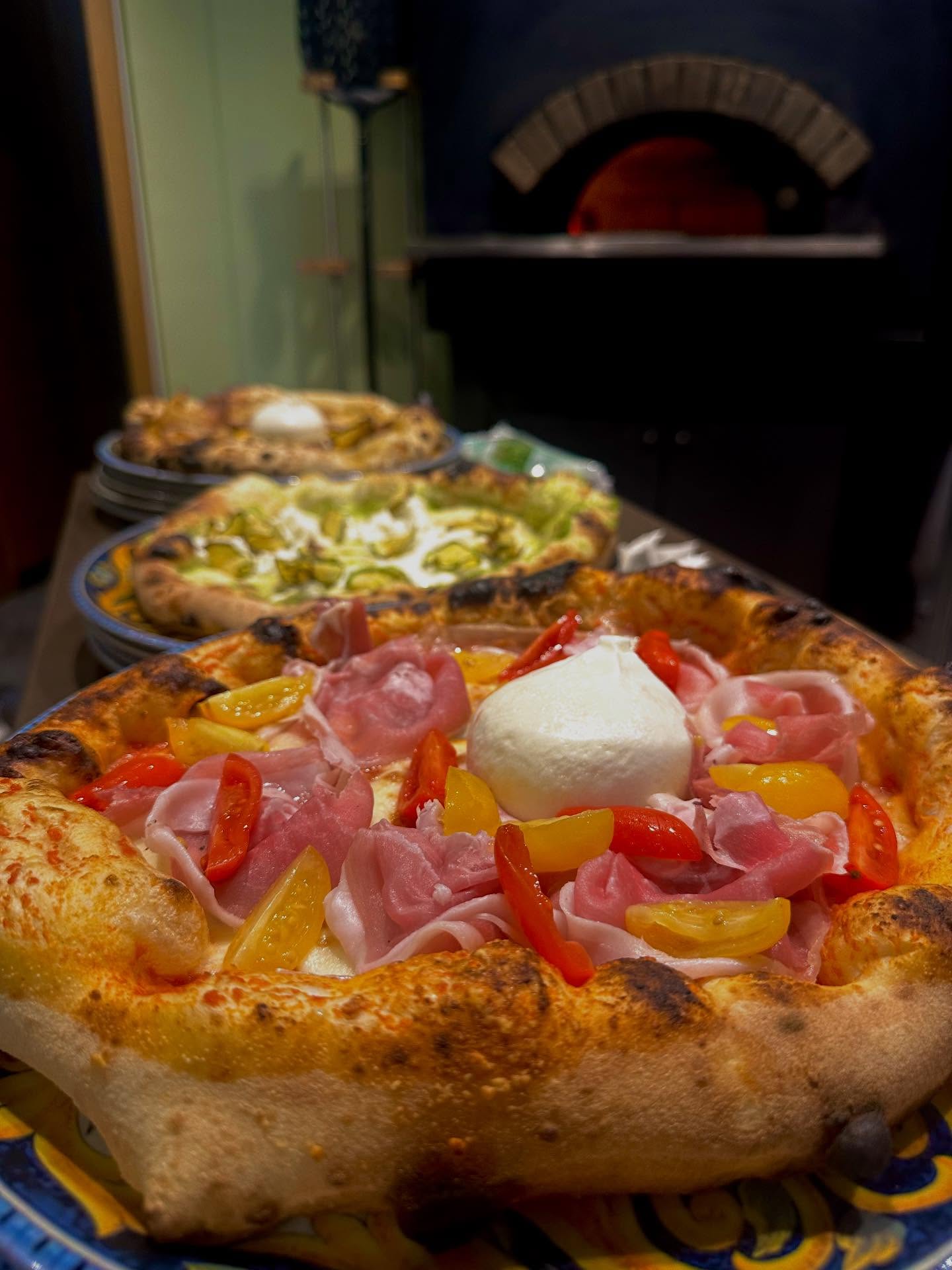 🍕 LE NUOVE PIZZE SONO ARRIVATE 😍
Gusto, creatività e ingredienti d’eccellenza si incontrano nelle nostre nuove proposte:
✨ Regina Margherita
Pomodoro, Fior di Latte, Crudo di Parma, Datterini gialli e rossi, Burrata.
🌿 Nerano
Salsa di zucchine e menta, pomodorini confit, Fior di Latte, stracciatella, chips di zucchine, pesto alla Genovese artigianale.
🔥 Odissea
Passata di pomodoro giallo, provola affumicata, mortadella di cinghiale al tartufo, glassa di aceto balsamico, noci.
🤍 Deliziosa
Fior di Latte, Taleggio, Guanciale stagionato, crema di cipolla rossa caramellata.
📍 Arona
📞 +39 345 131 1204
📍 Somma Lombardo
📞 +39 375 1303 444
#nuovepizze #pizzaartigianale #pizzagourmet #foodlovers #italianfoodpizzaexperience