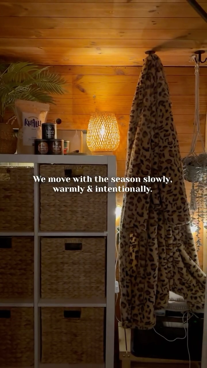 ❄️✨ The winter was long, but we found beauty in slowing down.
While the Spree lay frozen,
the light felt softer.
The station quieter.
The moments deeper.
It wasn’t about movement or sailing.
It was about stillness.
Breathing slower.
Letting winter be winter.
As the river rested,
we moved with the season.
Warming hands, pouring tea,
keeping the cosy alive inside.
Some seasons are not about going forward.
They’re about pausing, noticing,
and trusting the rhythm of it all.
And now, slowly, we feel it shift again. 🤍
#badedampfer #thingstodoinberlin #thefloatingtub #wellnessonwater #berlin