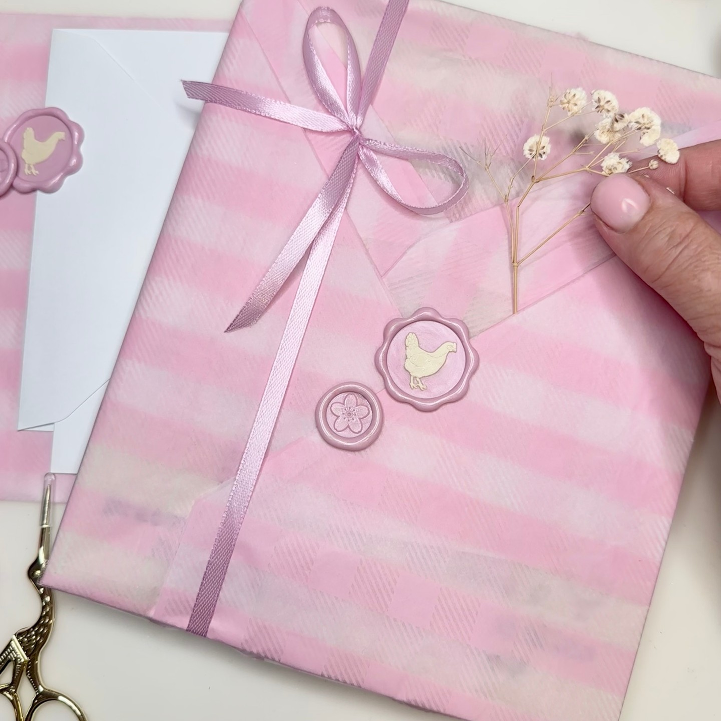 Three luxury gift wrapping bundles that turn a wax seal into a, ready-to-gift moment. Wrap, write, seal, tie a ribbon and present without the fuss. Your gifts deserve more than just a bag — artisan look, zero stress. Wrap them beautifully with our all-in-one gifting bundle. Shop now. Link in bio ✨💌🎁
#GiftWrapGoals #LuxuryGifting #GiftingWithWaxSeal #GiftWrappingMadeEasy #SonyaLoveCreative