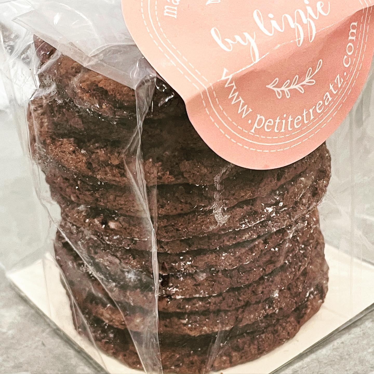Afternoon snack to round out the week 🍪💗
#happysnacking #kidsbaking #forloveofchocolate #petitebaker #homemadeisbest