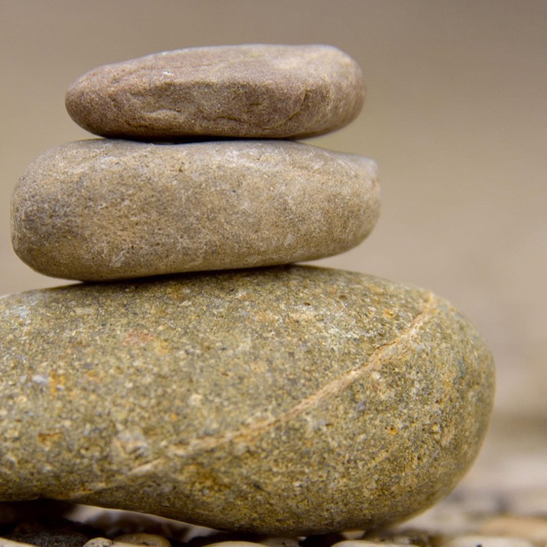 L’équilibre n’est pas immobile.
Il se cherche, s’ajuste.
En yoga, l’équilibre n’est pas « tenir une posture ». C’est écouter ce qui vacille.
Chaque posture est une conversation entre le corps et le souffle.
L’équilibre se cultive.
Il a besoin de régularité.
Je propose un cours hebdomadaire.
Chaque lundi, de 18h30 à 19h30.
Si ça te dit, viens tester 🙏🏻