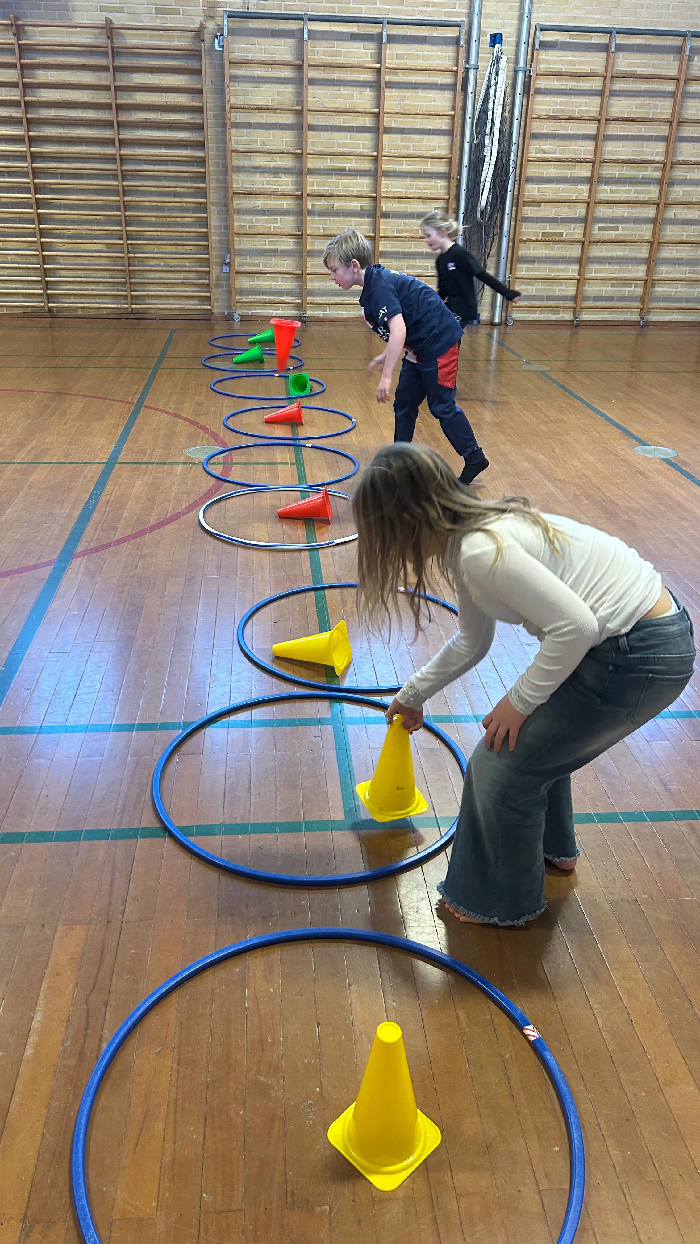 DER HAR SELVFØLGELIG OGSÅ VÆRET TID TIL BEVÆGELSE i Klassens Uge 😃🏃🤸
2. klasse har brugt gymnastiksalen til leg og forskellige udfordringer 🤩
Og der blev sørme også tid til at lave en redskabsbane, hvor vi fandt ALT det frem, som små hjerter (og ben og arme) kunne begære - og så slap vi dem ellers løs 😁
Det havde de en fest med 🥳
Og bagefter var de rigtig klar til at arbejde videre med Klassens Uge og deres foldebøger om kæledyr 🐶🐈⬛🐰
#KlassensUge #LegOgBevægelse #herningfriskole #etgodtstedatlæreværeogvokse