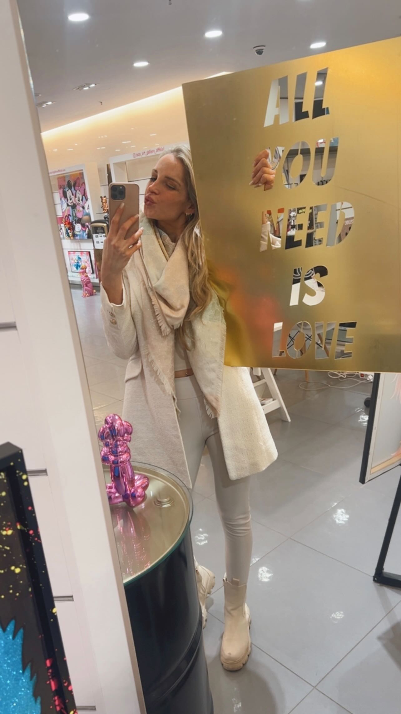 Neue Kollektion in the making
Dieses Muster zeigt, was möglich ist – und das ist erst der Anfang.
Für meine neue Kollektion kann ich aus unterschiedlichen Materialien Wörter oder Sätze auslasern – und genau das liebe ich daran.
So viel Farbe, so viele Möglichkeiten.
Ich freue mich schon, hier kreativ zu werden
Stay tuned 🤍