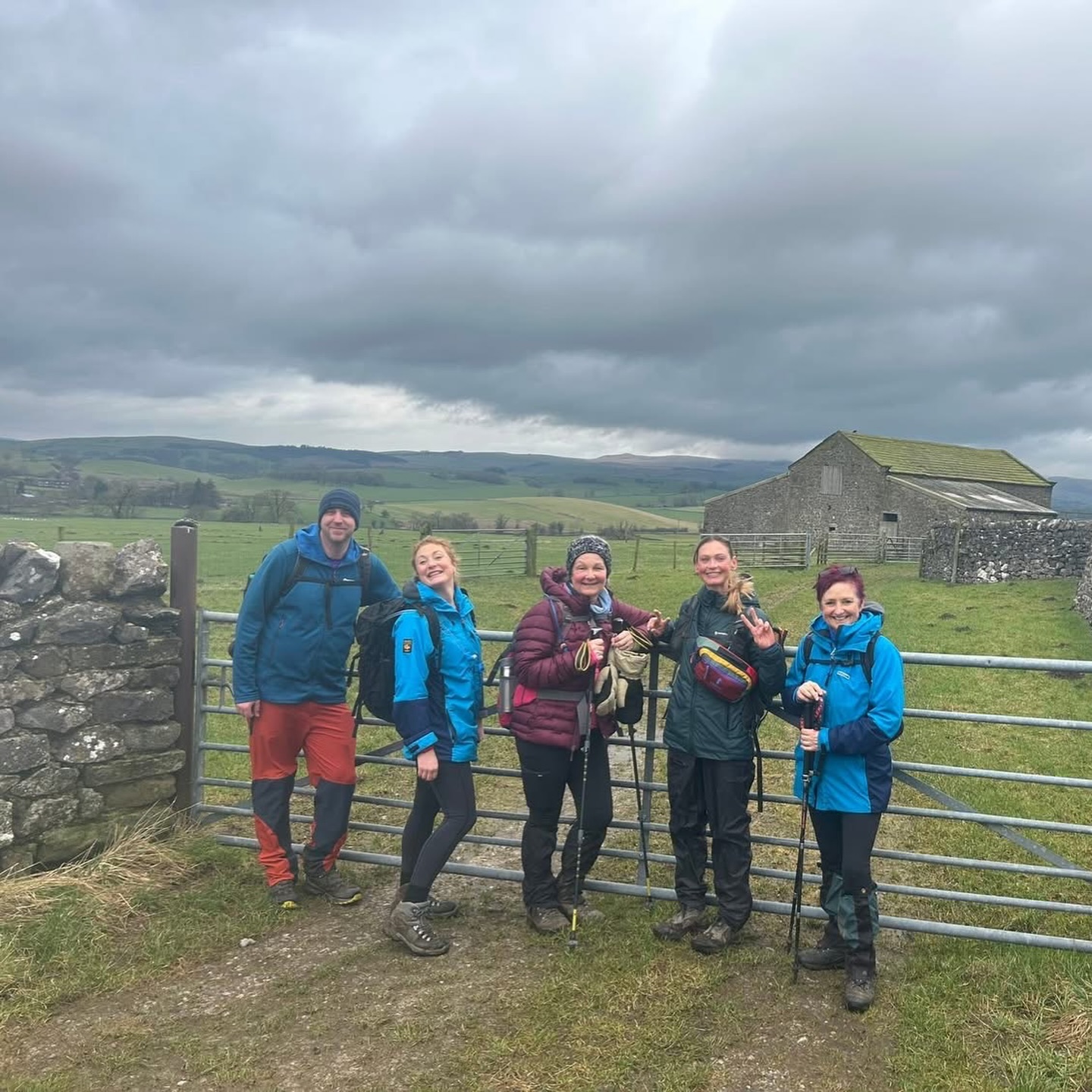 Sunday was spent in the beautiful countryside around Gargrave, Coniston Cold and East Marton.
We walked alongside canals and rivers, through woodland and meadows, saw the high fells on the horizon, stunning manor houses and meandered along pretty lanes.
Winter light, dark clouds which stayed in the distance and tiny specks of spring.
📍Gargrave
11 miles and 1000ft of ascent
Find all our weekend walks here:
https://www.yorkietalkies.co.uk/events-yto
#guidedwalks #yorkshiredales #YTO