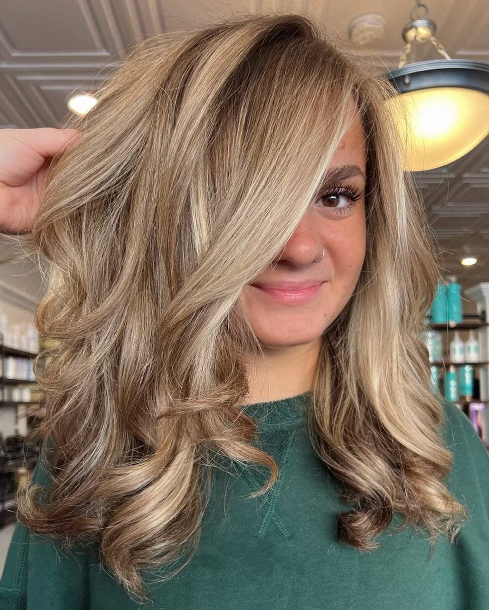 Even curly girls need to rock a blowout every once in a while!! Our favorite thing about Riley’s color is she’s able to enjoy it with her natural curls AND on the days she gets a blowout
Color by Alysha & Caitlin
Blow out by Alysha