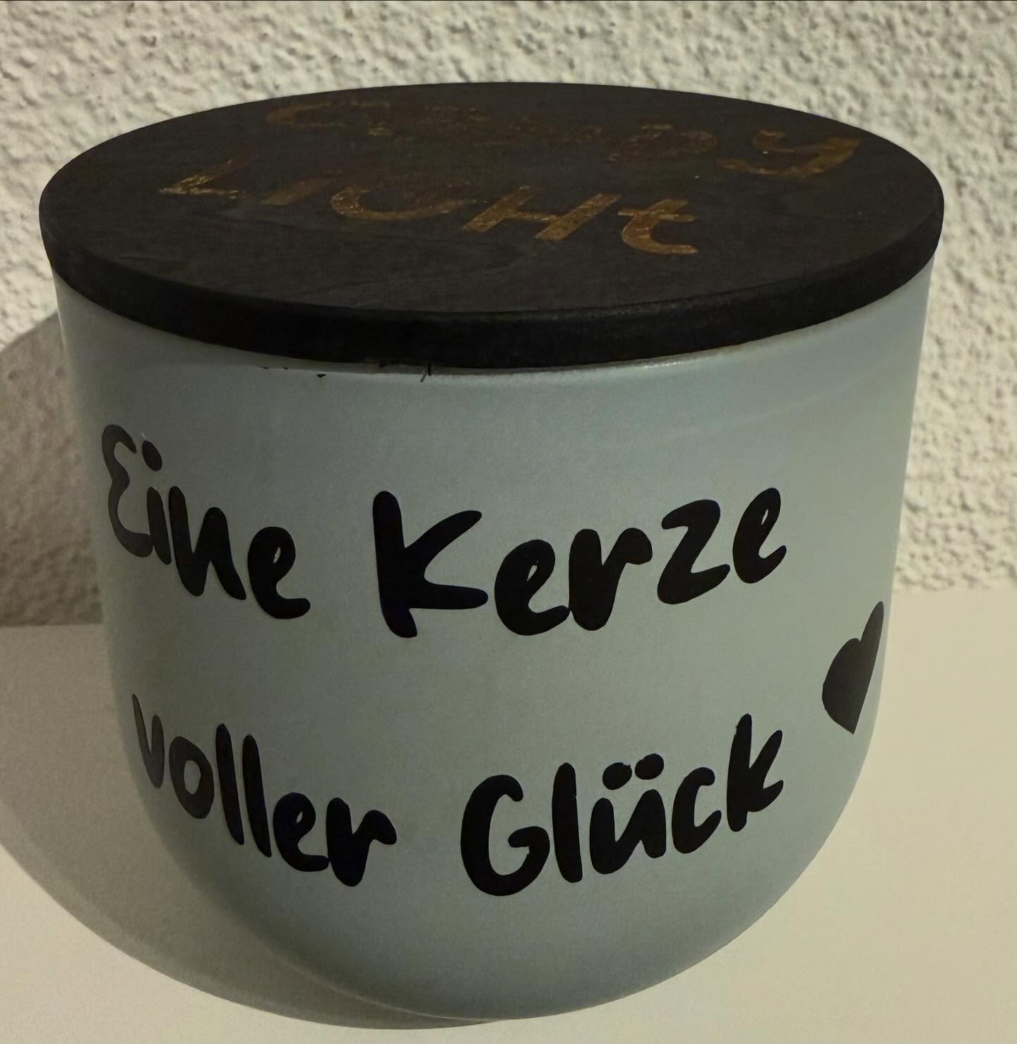Individuelle und personalisierte Plotts auf jede Menge Materialien!
Deckel ist personalisiert lasergraviert
Ich habe zum Beispiel viele verschiedene Kerzen die schön gestaltet werden können 😍
#Plotten
#Kerze
#Glück
#Lasergravur