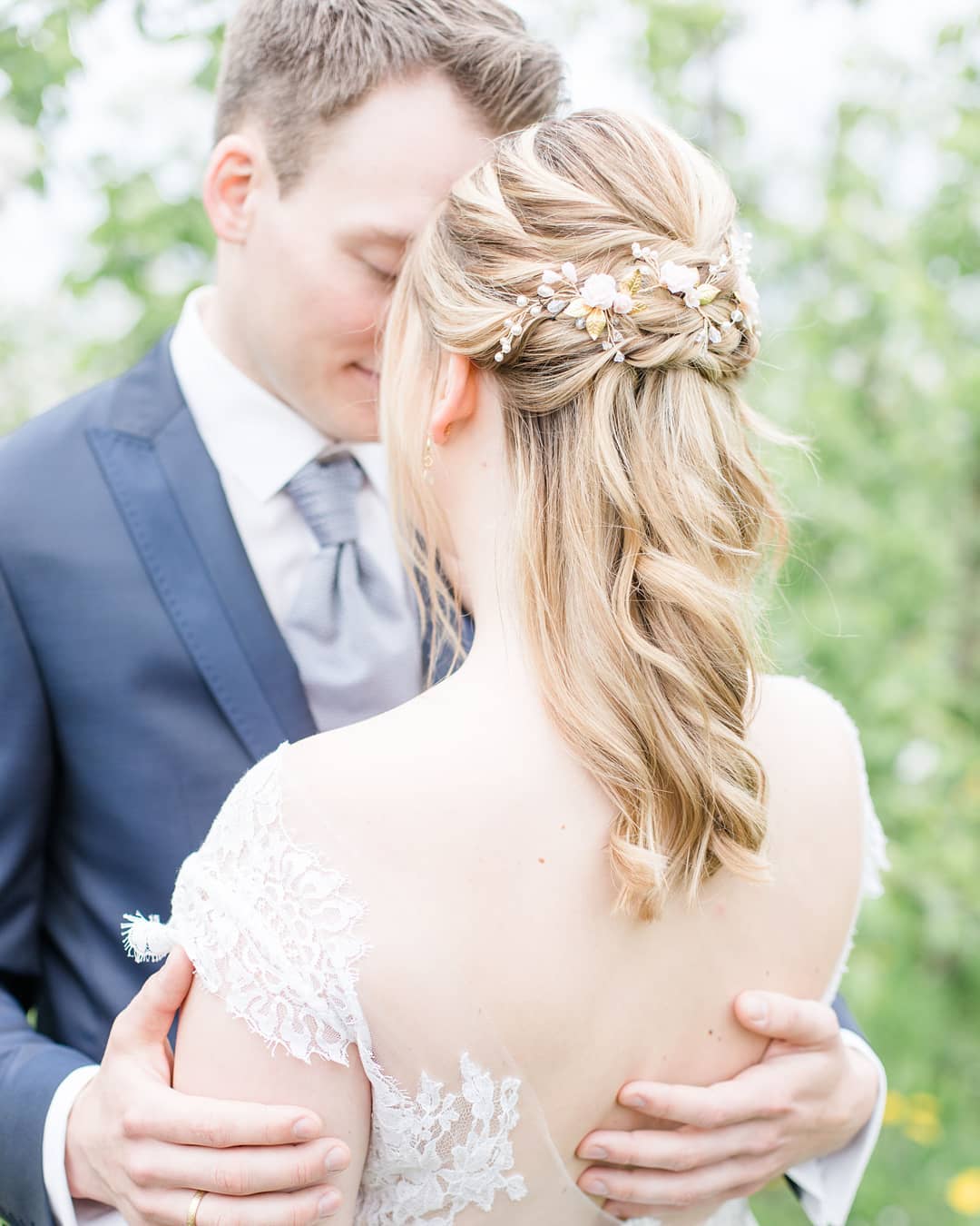 𝒲𝑒𝓇𝒷𝓊𝓃𝑔
Say "Yes" to the hairdress!
Photo: @expressionphotos
Hair & Makeup: @mirjamwalther
Accessories: @grafengold
Headpieces: @princessmimi.de
Tablesetting: @platzen_vor_glueck
Cakes: @janine_s_cake_couture
#fineartweddingphotography #bridalheadpieces #brautstyling #bridalhairaccessory #weddinginspo #bridalhair #weddinghair #weddinghairaccessory #bridalhairaccessories #weddinghairaccessories #thedailywedding #ohwowyes #brautfrisur #brauttobe #braut2019 #heiraten #braut2020 #instabräute #instabraut #hochzeitsideen #hochzeitsinspiration #braut #hochzeit #bridetobe #brauttobe #wedding #brauthaarschmuck #haarschmuck #bridalfashion #weddingheadpiece