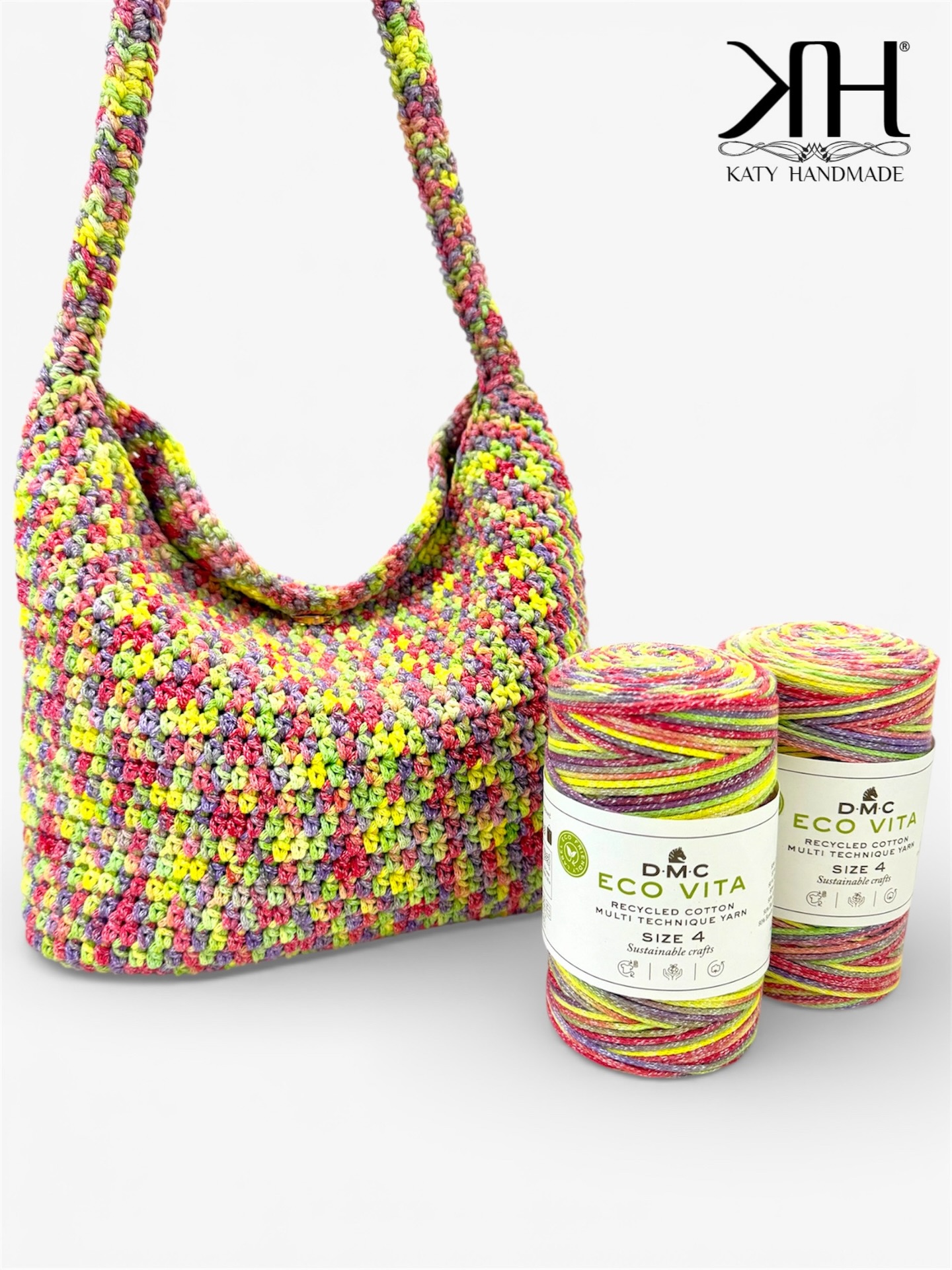 I dettagli fanno la differenza, ma il filato giusto fa la magia! ✨🧶
Oggi voglio portarvi “dentro” la mia Hobo Bag “Jolyette” per mostrarvi da vicino ogni singolo punto. Spesso mi chiedete come faccio ad ottenere una resa così definita e professionale... beh, il segreto è tutto nel filato: DMC Eco Vita 4 Multicolor 🌈
Perché mi sono innamorata di questo filato?
🍃 È Green: Un filato ecologico che rispetta l’ambiente (e noi creative lo amiamo!)
🎨 Sfumature automatiche: Non devi cambiare colore, le transizioni sono fluide e rendono ogni borsa un pezzo unico.
💪 Struttura perfetta: È abbastanza sostenuto per dare forma alla borsa, ma morbidissimo da lavorare (le mani ringraziano!)
Se volete scoprire come l’ho realizzata, il TUTORIAL COMPLETO vi aspetta sul mio canale YouTube (trovate il link in Bio)
Fatemi sapere: vi piace l’effetto di questo multicolor o preferireste vederla in tinta unita? Scrivetelo qui sotto! ❤️👇
•••
#dmcecovita #borseuncinetto #tutorialuncinetto #uncinettomoderno #crochetbag