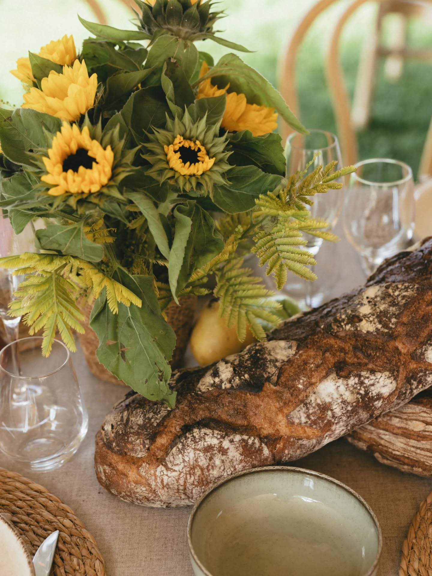 🌻 WSD #10 🌻
Si vous souhaitez un mariage en Provence, voici une scénographie qui respire le soleil, les cigales, les produits locaux et la chaleur provençale.
Ici ce sont @caravanepalace_events @closdutuilier @oravis_location @pistouetromarintraiteur @intoomyeyes et @melaine.bois.fleuri qui ont sublimé cette table pour un esprit chaleureux et authentique 🥖🌻🌿
#mariageenprovence #weddingprovence #weddingsouthoffrance