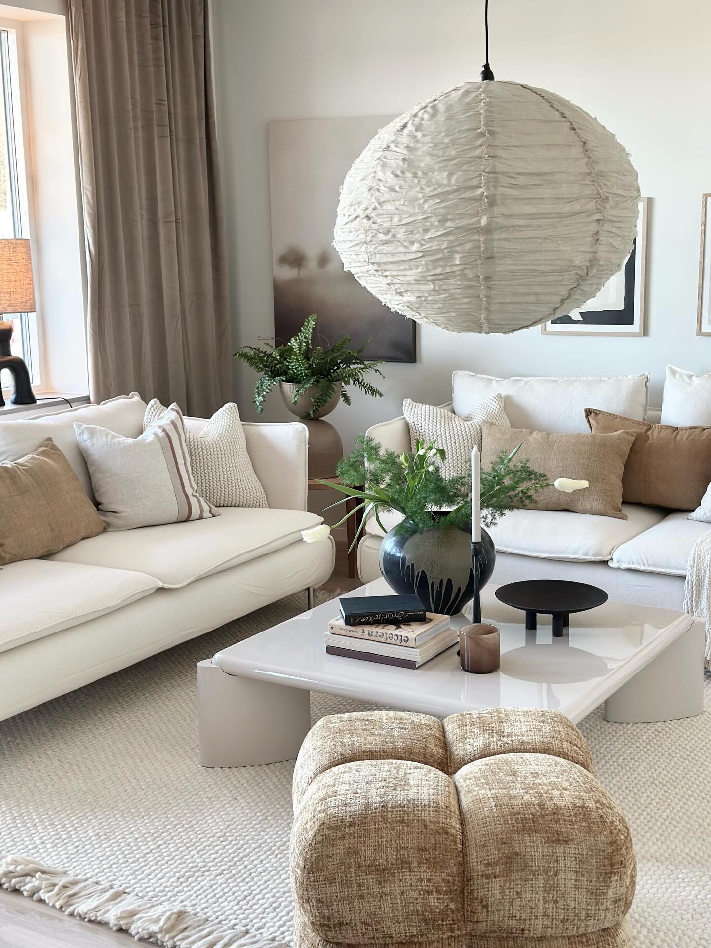 Hills Villastad
Strax utanför stan ligger denna oas omgiven av naturen med skog och golfbana. Lugnet infinner sig när jag stiger ur bilen här. Då jag haft förmånen att inreda flera bostäder i området passar jag alltid på att ta promenader i området och unnar mig även riktigt god lunch på golfbanan när jag är här .
Nu färdigställs den sista etappen i detta området & jag har precis färdigställt en ny visningsbostad för Nordr i detta fina projekt, Hills Villastad.
Tack för förtroendet 🤎 @nordrsverige