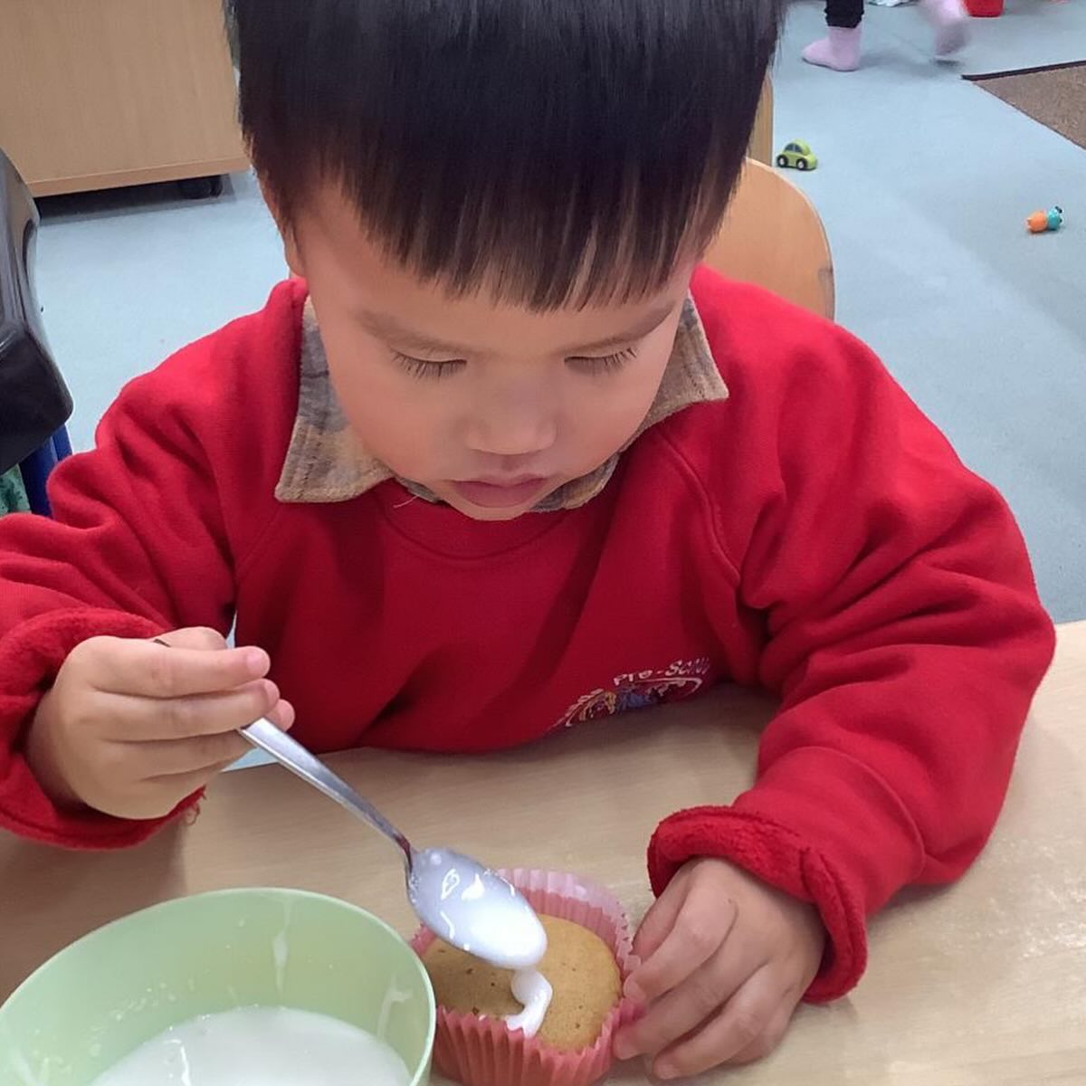 A very tasty afternoon for our busy little bakers!
Aprons on, spoons ready with cupcake baking in full swing. Lots of concentration and excitement as we mixed, poured and carefully filled cupcake cases…with a few very eager taste-testers watching closely 😋