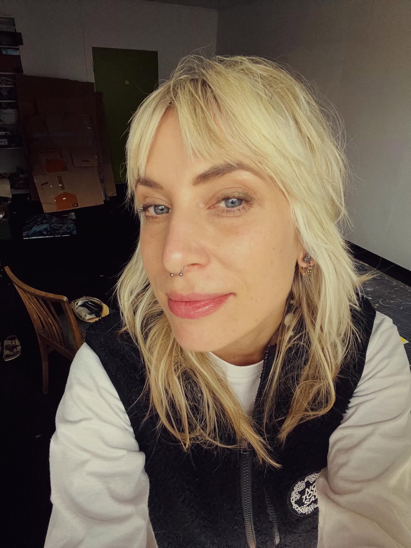 New New New Alles Neu! Studio, Ausstellung, Haare, Bilder, Titan und das Jahr! Freue mich über die letzten Tage Ausstellung im Lab von @fraunetzwerkt und arbeite an einer neuen in Düsseldorf im März ❤️🔥❤️🔥 Updates kommen ✨ #newstudio #visualartist #munichart #painting