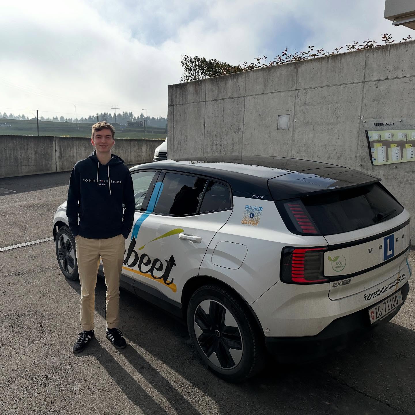 Yeah 👏🏼🤩 grossartig! 🚗🏁
Gratulation an Vincent zur bestandenen Prüfung. 🍀
Dranbleiben lohnt sich 💪🏼 mach weiter so!
Allzeit gute und unfallfreie Fahrt 🚗🏁🍀🙏🏼🥳
#fahrschuleennetsee #top #ausbildung #hagendorn #zielerreicht