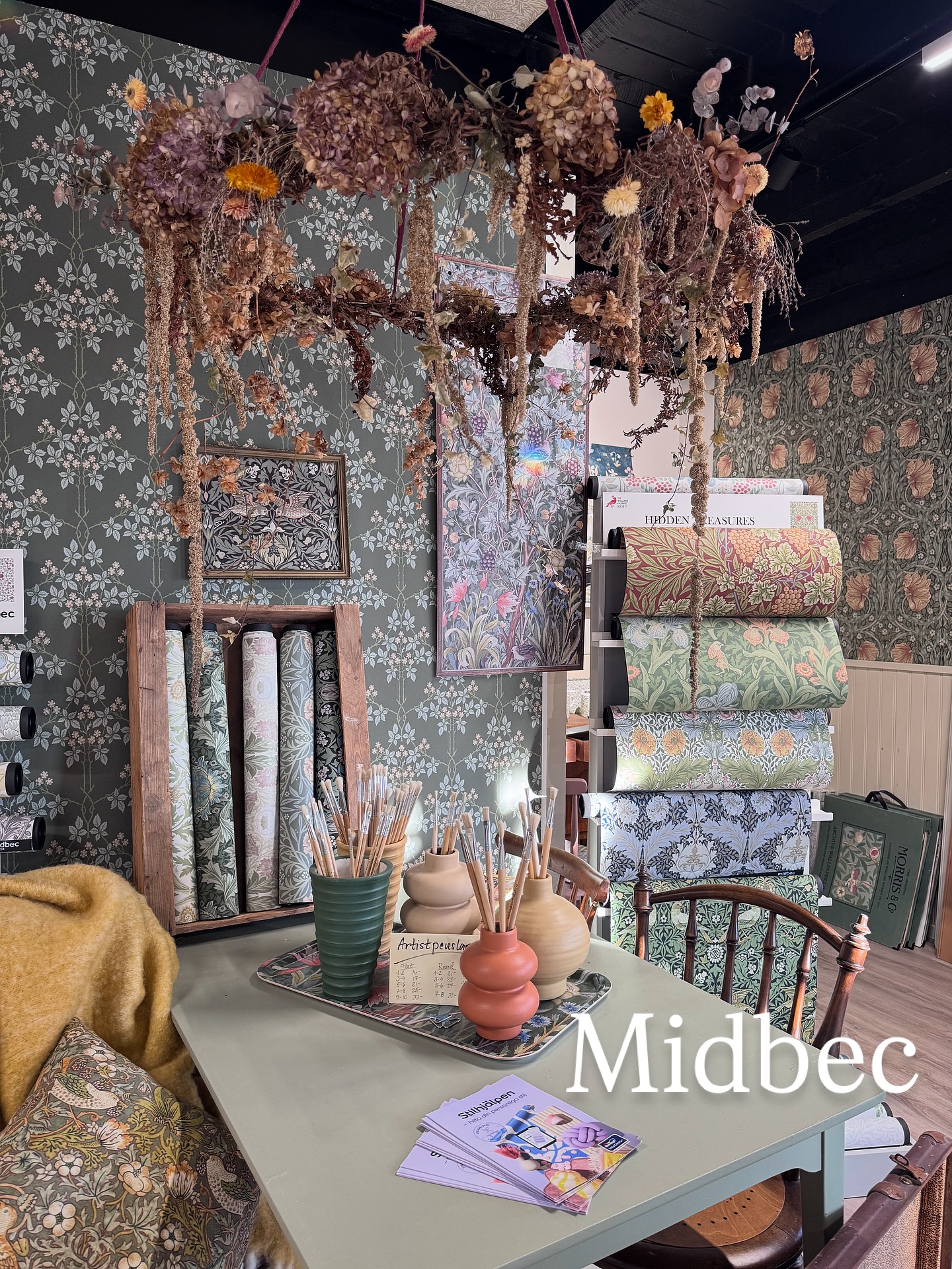 ~Färg & Form~
80% av mina dagar fylls av färg och tapeter, resten av dygnet med jord under naglarna när den årstiden hägrar.
Jag jobbar inom måleribranschen sedan 15 år tillbaka och i den gröna världen över 30 år🫢,två jobb som verkligen går hand i hand för mig.
Får ibland höra - du måste ha det roligaste jobbet!🤩
Ja, det har jag! Tapeter, inredning och kreativa val ena stunden. Blommor, växter, bröllop och kundbesök i nästa, huller om buller🌸🎨
Så tacksam över att få göra det jag älskar, träffa människor och skapa miljöer som känns bra – både med blomster, tapeter och färg både inne och ute.
Bilderna är från butiken i Långås
@nordsjo_andersnilssonsmaleri
Butiksmiljöer @midbec @borastapeter @sandbergwallpaper @nordsjoidedesign
#veckansvackraste #nordsjöideochdesign #tapeter #färg #andersnilssonsmaleri