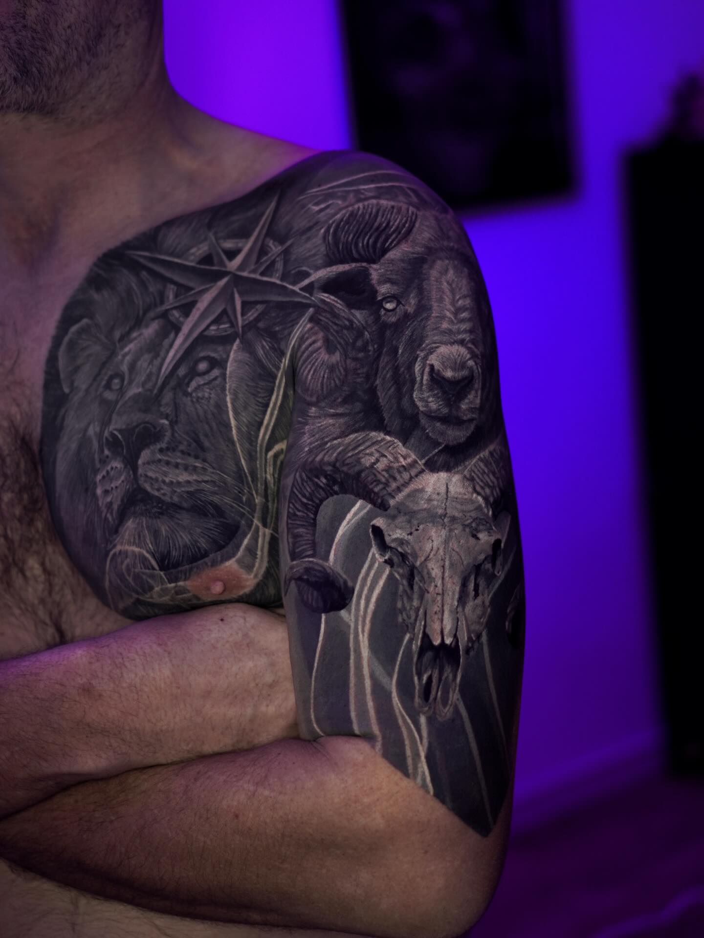 👁️ Nous avons commencé ce projet sur le torse de David, avant de prolonger le tatouage vers l’épaule, afin de poursuivre son histoire et créer une pièce harmonieuse qui s’intègre naturellement à son corps.
La partie du torse est aujourd’hui entièrement cicatrisée, tandis que le bras vient tout juste d’être réalisé.
Un travail pensé dans la continuité, l’équilibre et la narration, pour que chaque zone dialogue avec l’autre.
Très heureux de l’évolution de ce projet et de la direction qu’il prend.
Il me reste encore quelques disponibilités pour le mois de juin.
📲 Pour toute demande, vous pouvez me contacter en message privé ou réserver directement une visioconférence via mon site web (lien en bio).
•
•
•
#tatouage #tattoorealism #blackandgrey #tattooartistfrance #tatoueurfrance