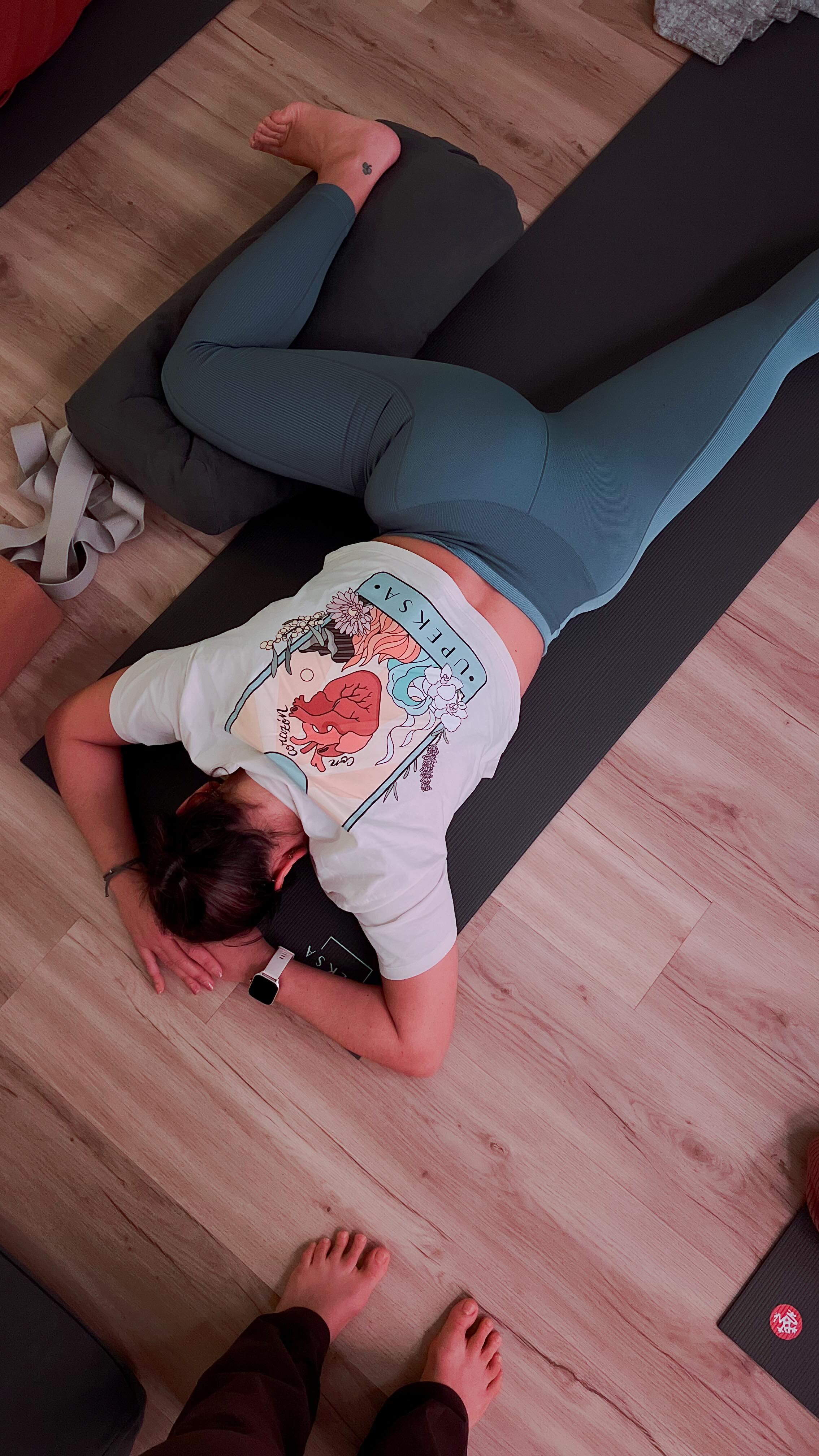 𝒖𝒏 𝒓𝒊𝒕𝒖𝒂𝒍 ✨ 𝘶𝘯𝘢 𝘱𝘳𝘢𝘤𝘵𝘪𝘤𝘢 𝘥𝘦 𝘱𝘳𝘦𝘴𝘦𝘯𝘤𝘪𝘢
El momento exacto antes de que todos los alumnos y alumnas lleguen al estudio para su clase especial o taller. Adoro pensar en cada una de las personas que han decidido regalarse ese espacio de cuidado fuera e la rutina y preparar con mimo cada detalle.
Agua caliente para una infusión, luces cálidas, el material para la práctica, mantas, calefacción en esta temporada de invierno, aroma rico y un buen post-práctica para que podamos guardar ese espacio al compartir más allá de la esterilla.
El estudio es ese lugar sagrado en el que tenemos que sentirnos cómodas así que, por mi parte, me comprometo a hacer todo lo posible para que así sea en cada uno de los encuentros 😌 Y ahora... cuéntame, ¿qué es lo que más valoras al entrar por la puerta?
Os leo en comentarios, GRACIAS siempree 💐