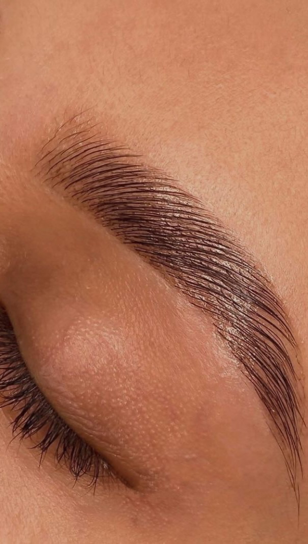 ✨ Browlift : des sourcils naturellement parfaits ✨
Envie de sourcils plus fournis, mieux dessinés et disciplinés sans maquillage ?
Le browlift est la solution ✨
Cette technique permet de :
✔️ Rehausser et structurer les sourcils
✔️ Ouvrir le regard instantanément
✔️ Donner un effet plus dense et harmonieux
✔️ Garder un résultat naturel et élégant
Résultat : des sourcils liftés, souples et impeccables pendant plusieurs semaines 💫
📍 Convient à presque toutes les formes de sourcils
⏱️ Rapide
💄 Zéro maquillage nécessaire au quotidien
Prête à sublimer ton regard ? 💖
📩 Infos & rendez-vous en message privé