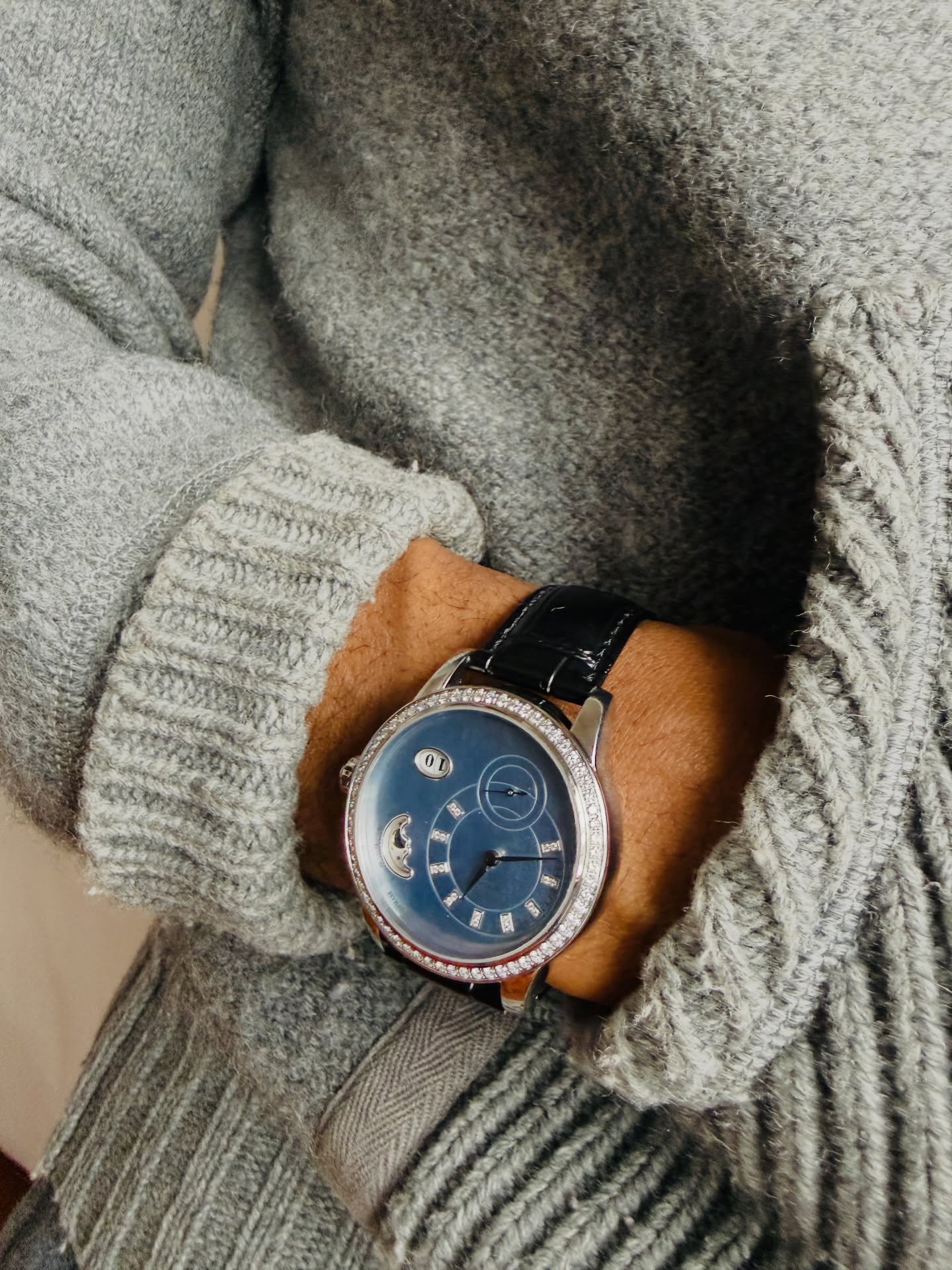 Hers. His. Theys. Them. We. Us.
Time is universal — and sometimes, it shines.
The Glashütte Original PanoMatic Luna glows with a mother-of-pearl dial, diamond hour markers, and a diamond-set bezel — precision framed in light.
The Breitling Avenger II Seawolf Black Steel pairs deep blue mother-of-pearl with diamond accents, strength meeting brilliance.
Different energies.
Shared radiance.
Because time — like identity — is multifaceted.
Watches:
Glashütte Original PanoMatic Luna
Ref: 1-90-12-03-12-02 | 39 mm | Full Set
Breitling Avenger II Seawolf Black Steel / Blue Mother of Pearl
Ref: M17331AT.BE95.134S | 45 mm | Full Set
—
#TimeSublime
#TimeIsUniversal
#GlashutteOriginal
#Breitling
#jaymznylonofficial