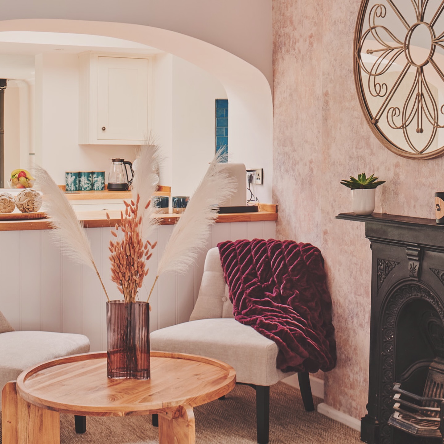 A little bit of luxury in Bourton on the Water. The Cotswold Cottage Gems showcase The Boutique Quarters. Iām about to tick every box with this one!!
šBourton on the Water.
āØ4 En suite bedrooms.
š„Log burner.
šFish pond.
š³Breakfast.
š·Garden.
š¾Restaurants on the doorstep.
š
æļøFree Parking.
šPet Friendly.