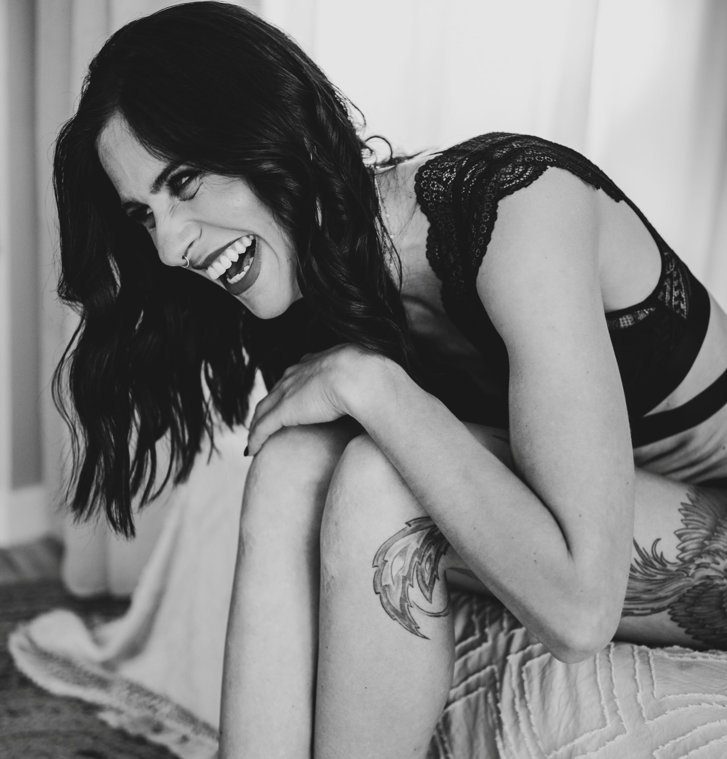 Manchmal steht man sich selbst im Weg.
Nicht aus Mangel an Ideen, sondern weil ich mir selbst zu wenig Raum dafür gegeben habe.
Und genau daran erinnere ich mich gerade wieder:
An echte Momente und an Erinnerungen die bleiben.
Und daran, Menschen zu zeigen,
wie wertvoll sie sind-
genauso, wie sie sind 🩷
✨Schön, dass du hier bist!
#merastudio #fotografie #momente
FOTOGRAFIE FAMILIE BOUDOIR