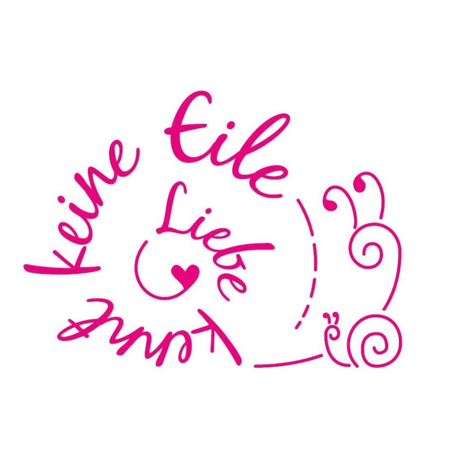 Obwohl diese Einsicht überhaupt nicht neu ist, habe ich sie in den vergangenen Tagen noch einmal in neuer Tiefe erlebt und verstanden. Wenn ihr nachlesen möchtet, was genau mich dazu geführt hat, schaut gerne in unseren Blog:
https://www.luftfarben.de/blog-1
Dank der kreativen @haetherpetal durfte meine Erkenntnis auch gleich auf grandiose Weise ihre grafische Umsetzung finden. In Kürze wird dieses herzerwärmende Motiv auch als Druck in unseren Shop einziehen.
🩷❤️🧡💛👧🏻👩🏻🎨💚🩵💙💜
.
.
#luftfarben #liebekenntkeineeile #liebesollnicht #liebekämpftnicht #liebeist #lovedoesntpush #lovedoesntforce #lovedoesntrush #lovejustis #gibmirzeit #bedürfnisorientierteerziehung #geduld #artthatmakesyouhappy #artthatmakesyoufeelgood #artprints #artprintsforsale #artwork #instaart #artes #spiritualart #toddlermomlife #toddlermomlife❤️ #geraldhüther #andréstern #beziehungsorientiert #bindungsorientiert #bedürfnisorientiert #beziehungvorerziehung