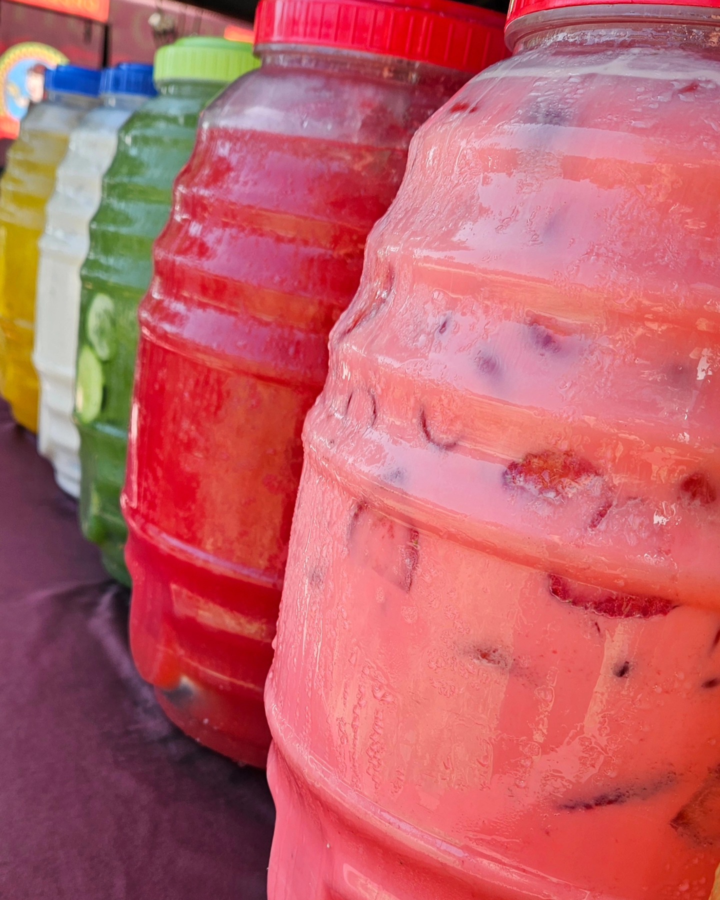 You know the weather is telling you to run and get a freshly made agua fresca ๐ฅต
.
.
.
.
#elchaparritotacos #tacos #aguasfrescas #farmersmarket #Pop-ups #LA #thevalley #818nightmarket