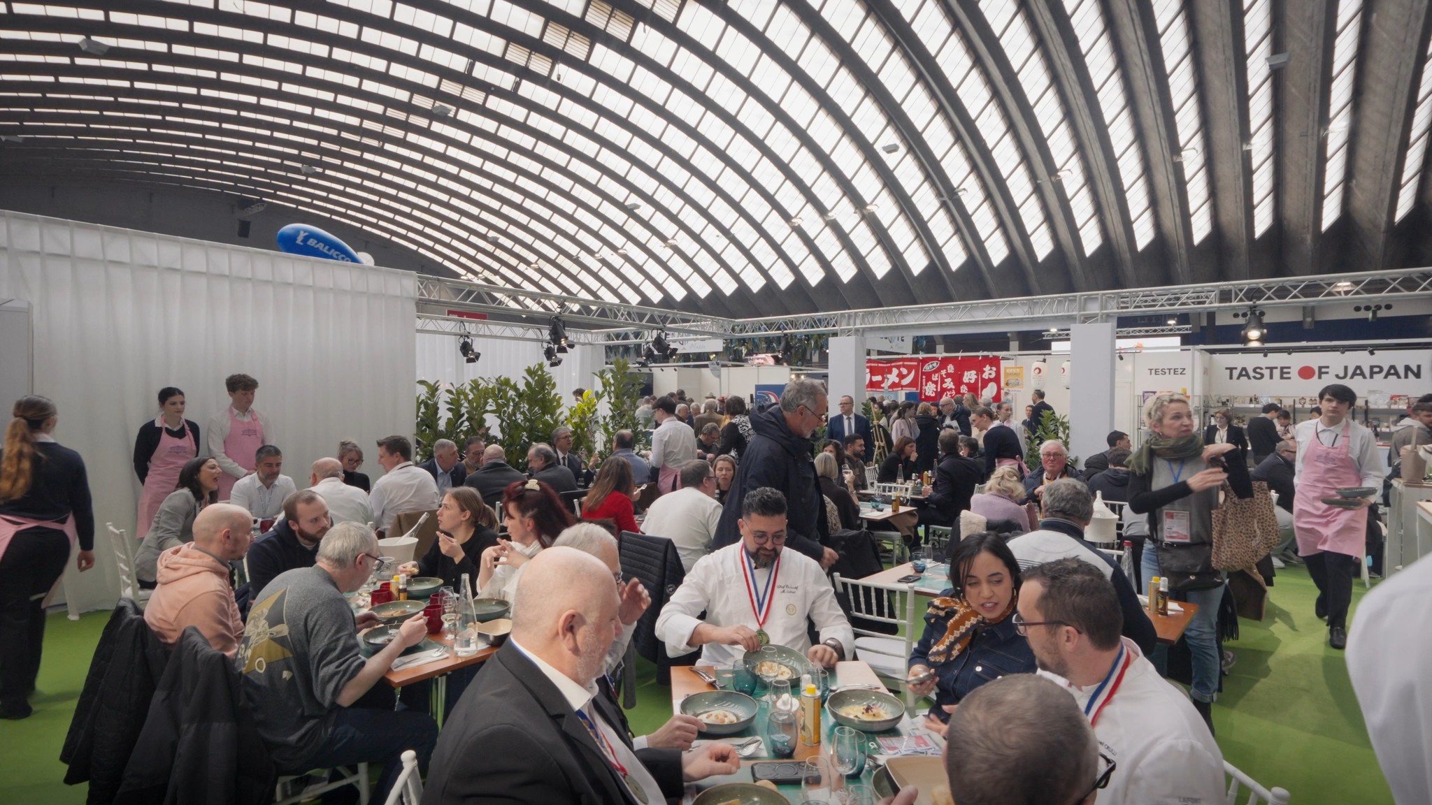 Retour en images sur une performance d'exception au salon AGECOTEL !
Pendant 3 jours intenses, nos élèves ont troqué leur tenue de classe pour celle de professionnels aguerris. Une véritable immersion au cœur de l'exigence et de l'excellence de nos métiers.
La vidéo parle d'elle-même : rigueur, passion et esprit d'équipe étaient au rendez-vous.
Un immense bravo aux jeunes pour leur investissement exemplaire et merci aux équipes enseignantes qui les accompagnent au quotidien pour révéler ces talents.
@Christophe MOREAU
#AGECOTEL #FormationProfessionnelle #HôtellerieRestauration #JeunesTalents #Excellence #Transmission