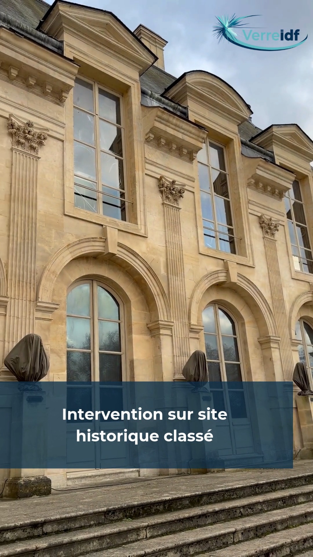 🏰 Intervention technique sur site patrimonial d’exception
Nos équipes sont intervenues au Château de Chantilly et à la Salle du Jeu de Paume pour la fourniture et la pose de films solaires et UV haute performance, sur vitrages intérieurs et extérieurs.
🔹 Film Neutral 40 UVC – pose intérieure
• Energie solaire totale rejetée : 41%
• Réduction significative des UV (> 99 %)
• Limitation de l’éblouissement
• Protection des œuvres, matériaux et aménagements intérieurs
• Aspect neutre, sans modification visuelle du vitrage
🔹 Film Clarity 333 XC – pose extérieure
• Energie solaire totale rejetée : 68%
• Très haute transparence
• Réduction des apports solaires et de la chaleur
• Traitement multicouches longue durée
• Excellente tenue extérieure
• Aucune altération esthétique des façades vitrées
🛠️ Intervention réalisée avec nacelle, dans le respect strict des contraintes architecturales et patrimoniales.
👉 Des solutions techniques discrètes, adaptées aux bâtiments les plus exigeants.
@solarscreenfilms
#VerreIDF #FilmSolaire #FilmUV #ProtectionUV #Neutral40UVC #Clarity333XC
#Patrimoine #BâtimentHistorique #Chantilly #Oise
#TravauxEnHauteur #Nacelle #SavoirFaire #FilmsTechniques
#chaleur
#windowtint
#glass